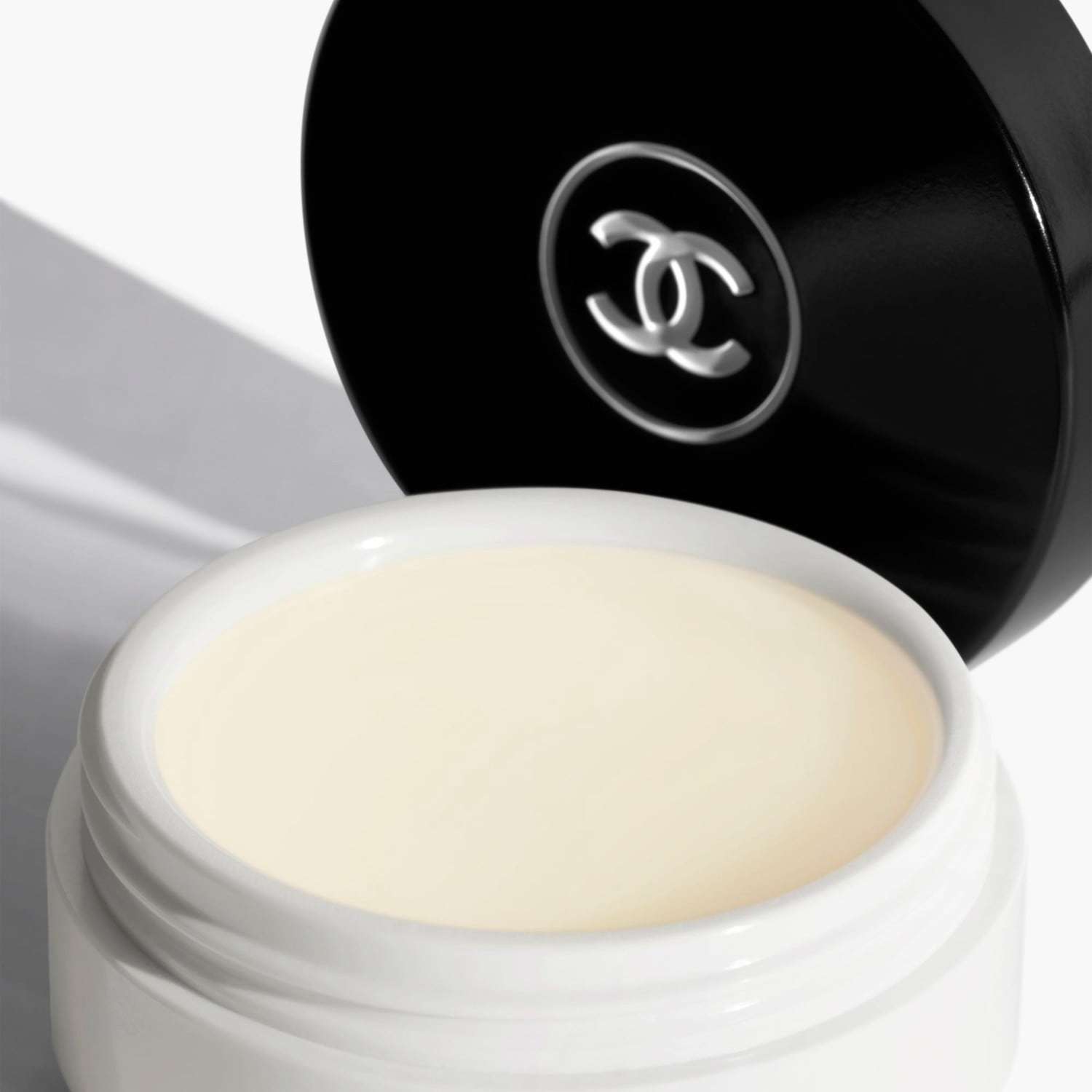 CHANEL balzam za usne HYDRA BEAUTY HYDRA BEAUTY NUTRITION - 10 g