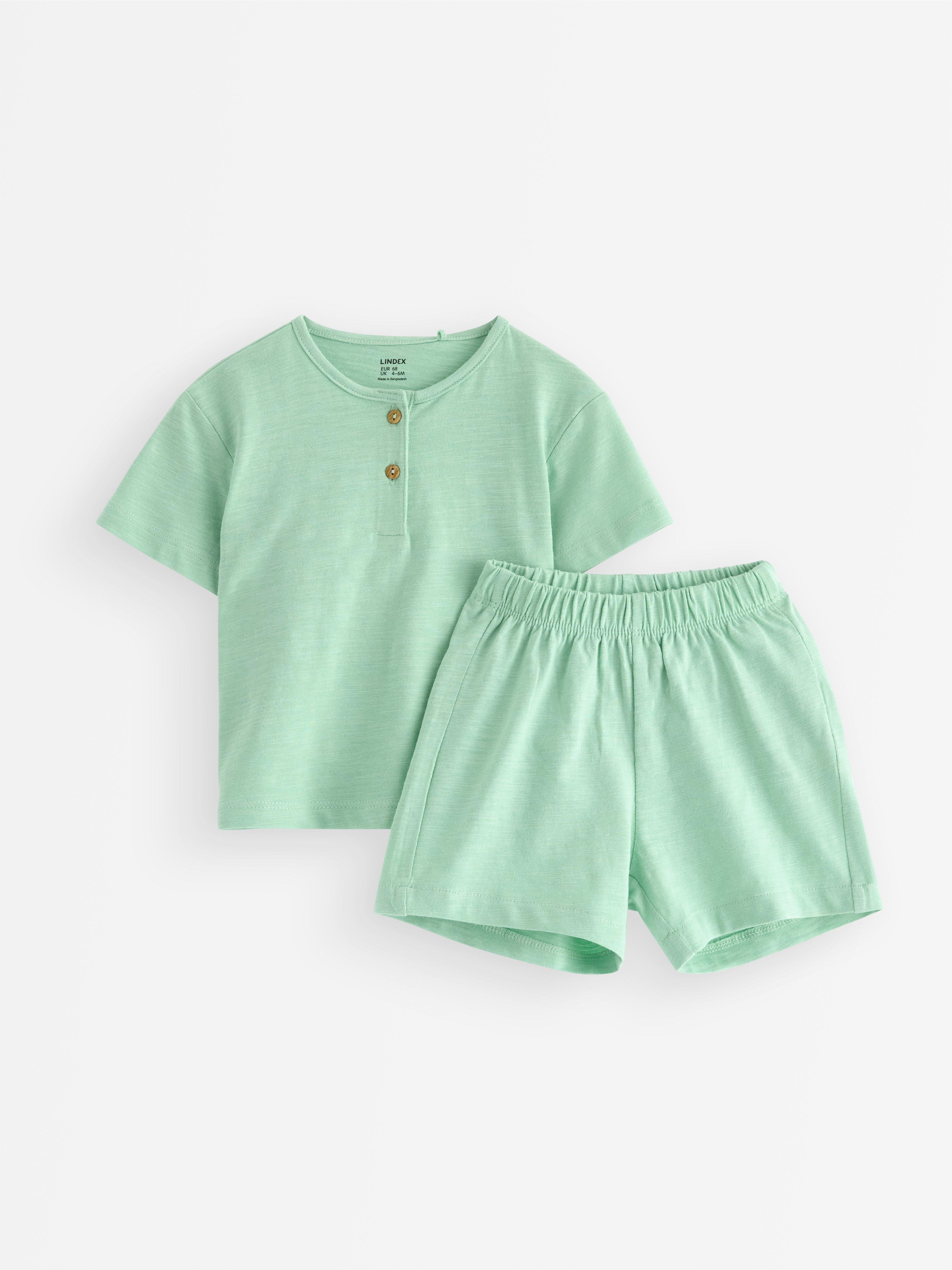 Conjunto - camiseta e shorts verde-claro acinzentado