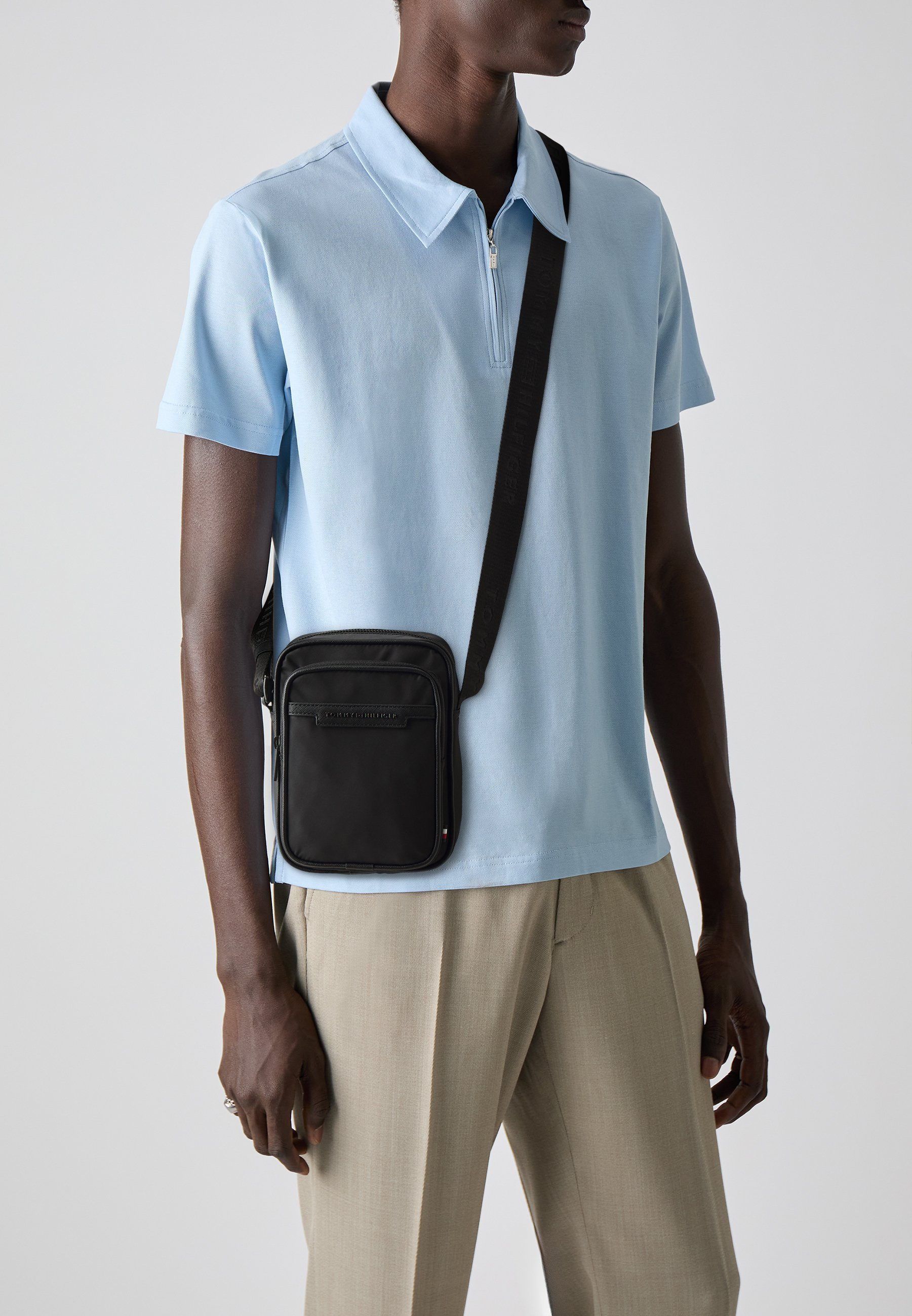 Tommy Hilfiger REPREVE MINI REPORTER UNISEX - Crossbodytas - zwart