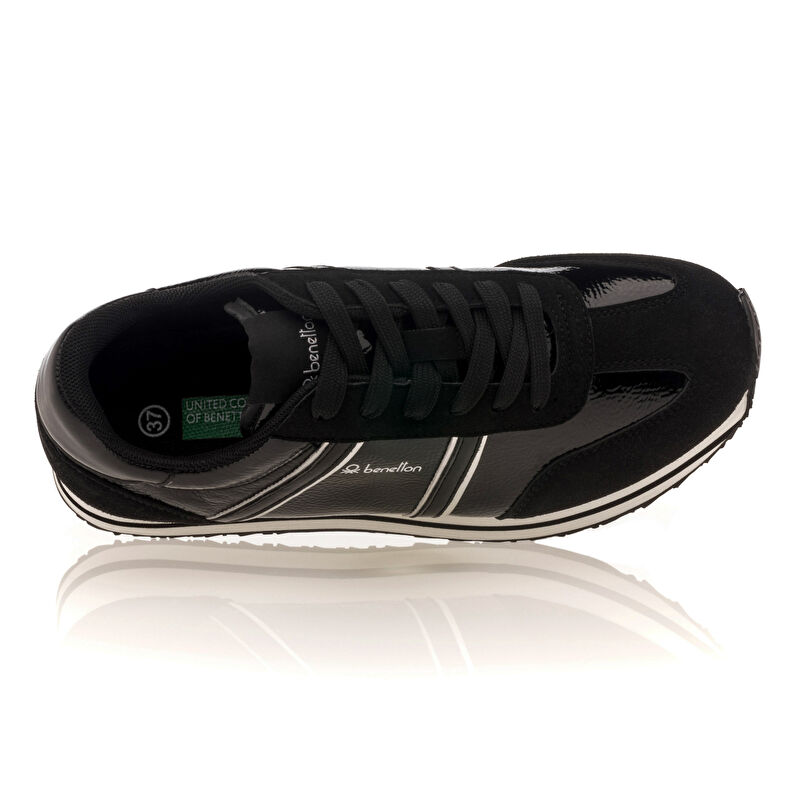 Zapatillas deportivas para mujer en color negro.