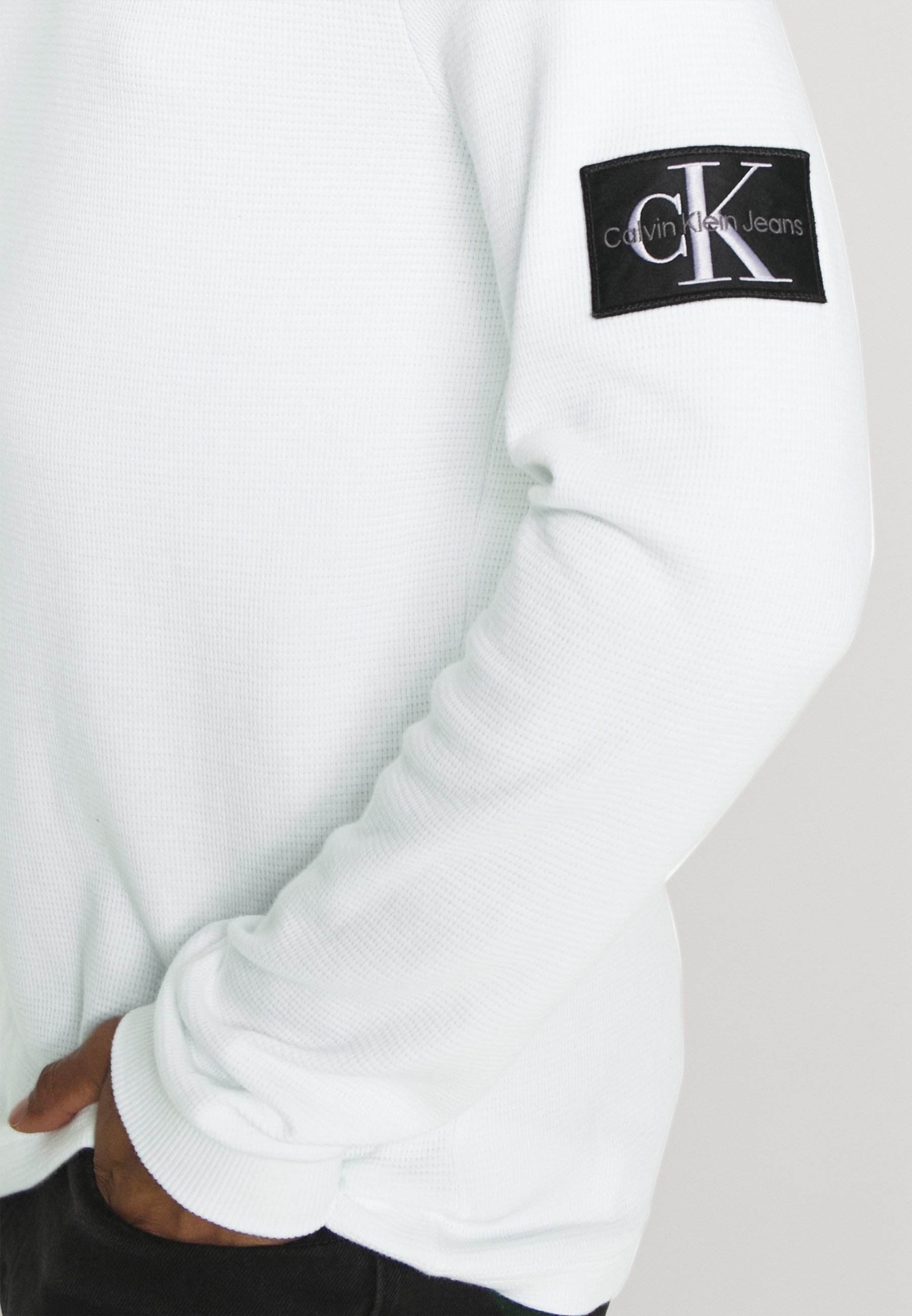 Calvin Klein Jeans BADGE T-SHIRT - Top met lange mouwen - helderwit
