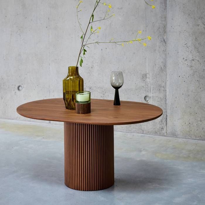 Mesa de centro retangular FARO com decoração em madeira entalhada.