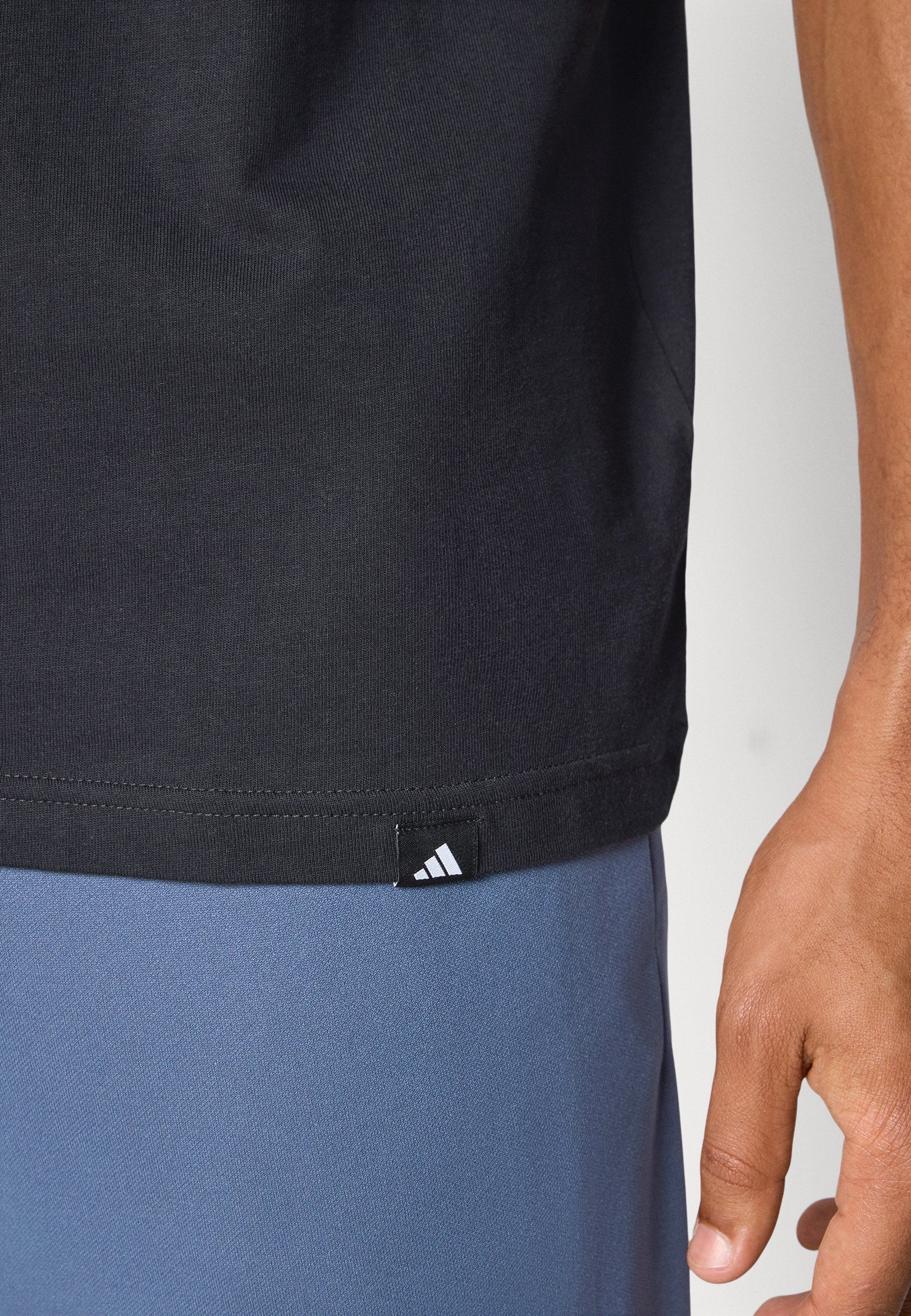 adidas Sportswear CAMO LOGO - T-shirt met print - zwart