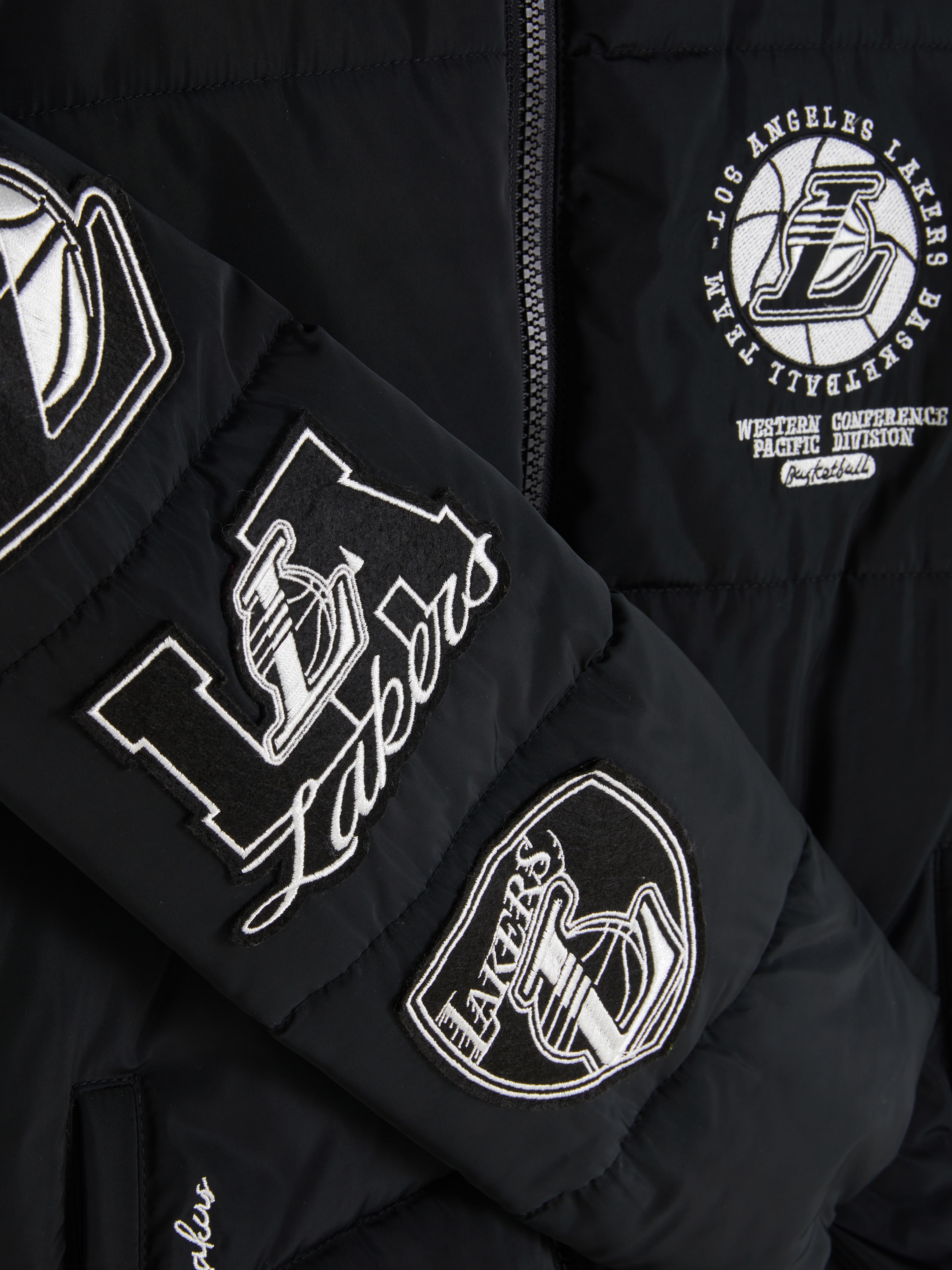 Jachetă NBA Los Angeles Lakers Puffer Jacket matlasat Lakers cu fermoar, guler ridicat, manșete cu nervuri și embleme ale echipei