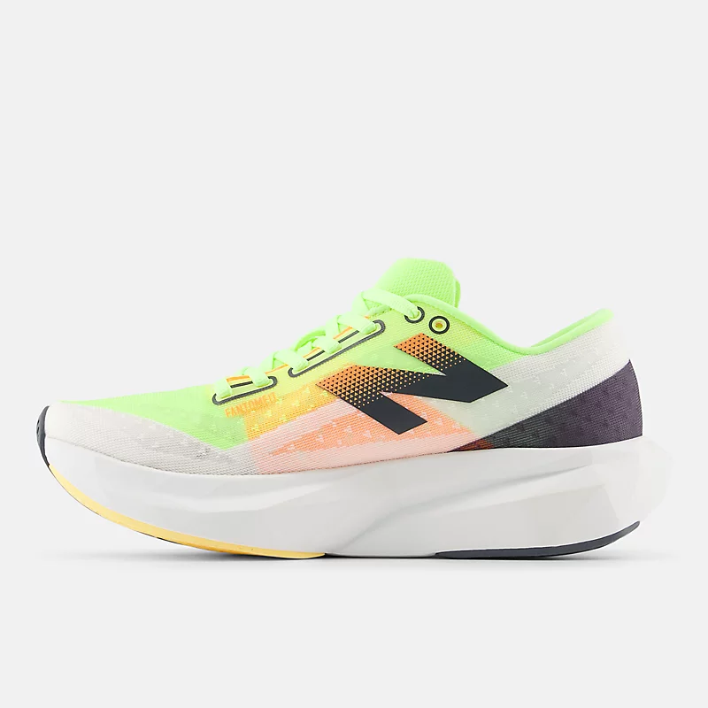 Chaussures FuelCell Rebel v4 pour femmes – Blanches avec des touches de vert citron et de mangue.