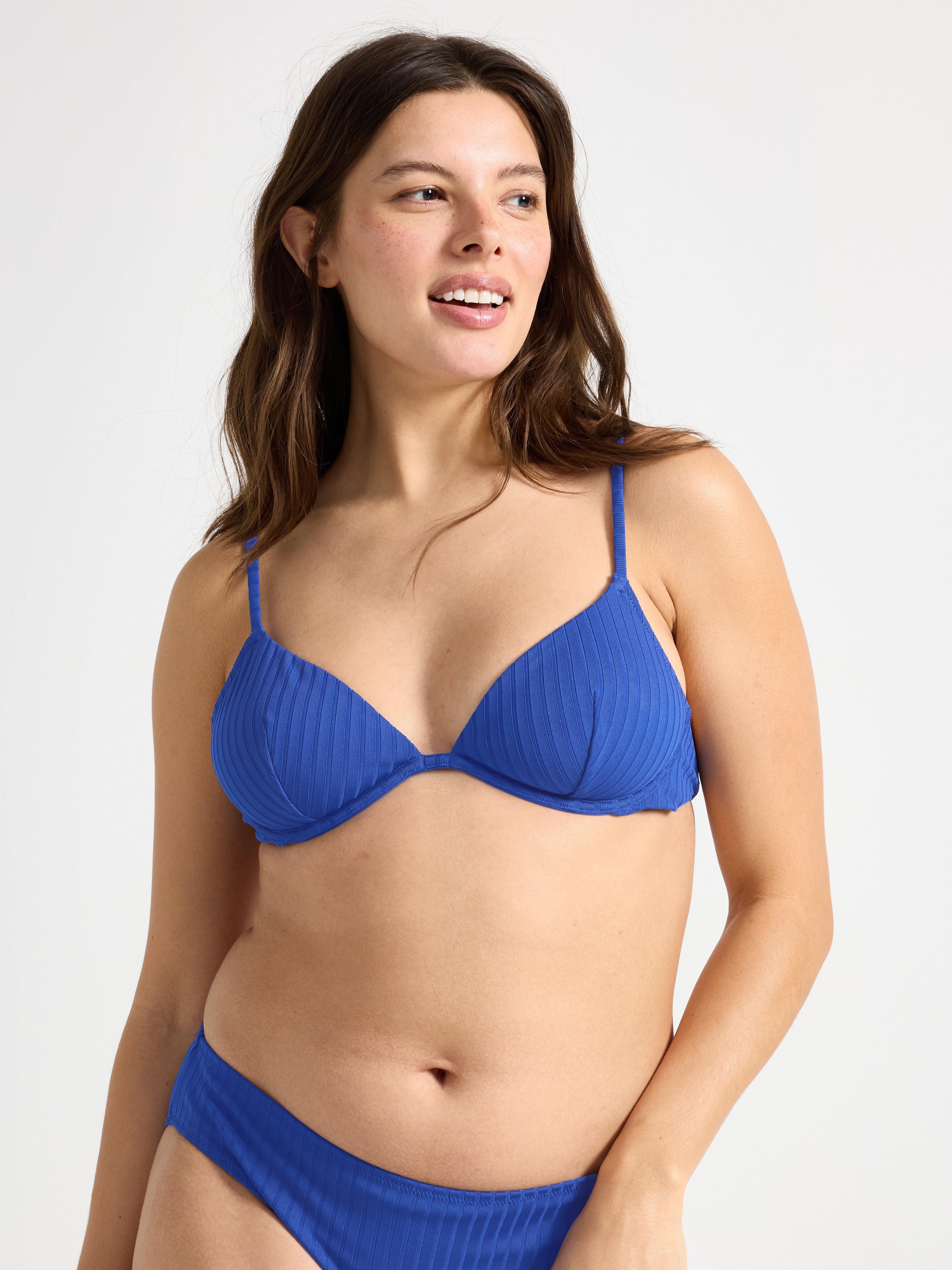 Top de bikini con aros sin relleno, color azul.