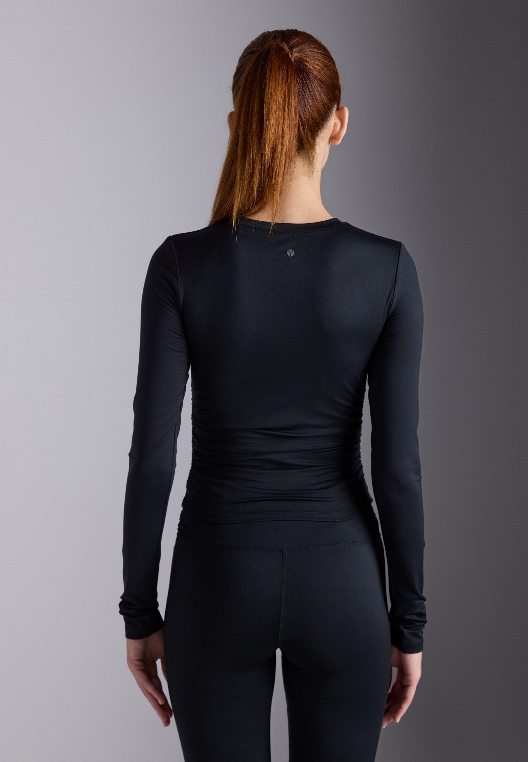 Even&Odd active TOP MET LANGE MOUWEN EN PLOOIEN AAN DE ZIJKANT - Top met lange mouwen - zwart