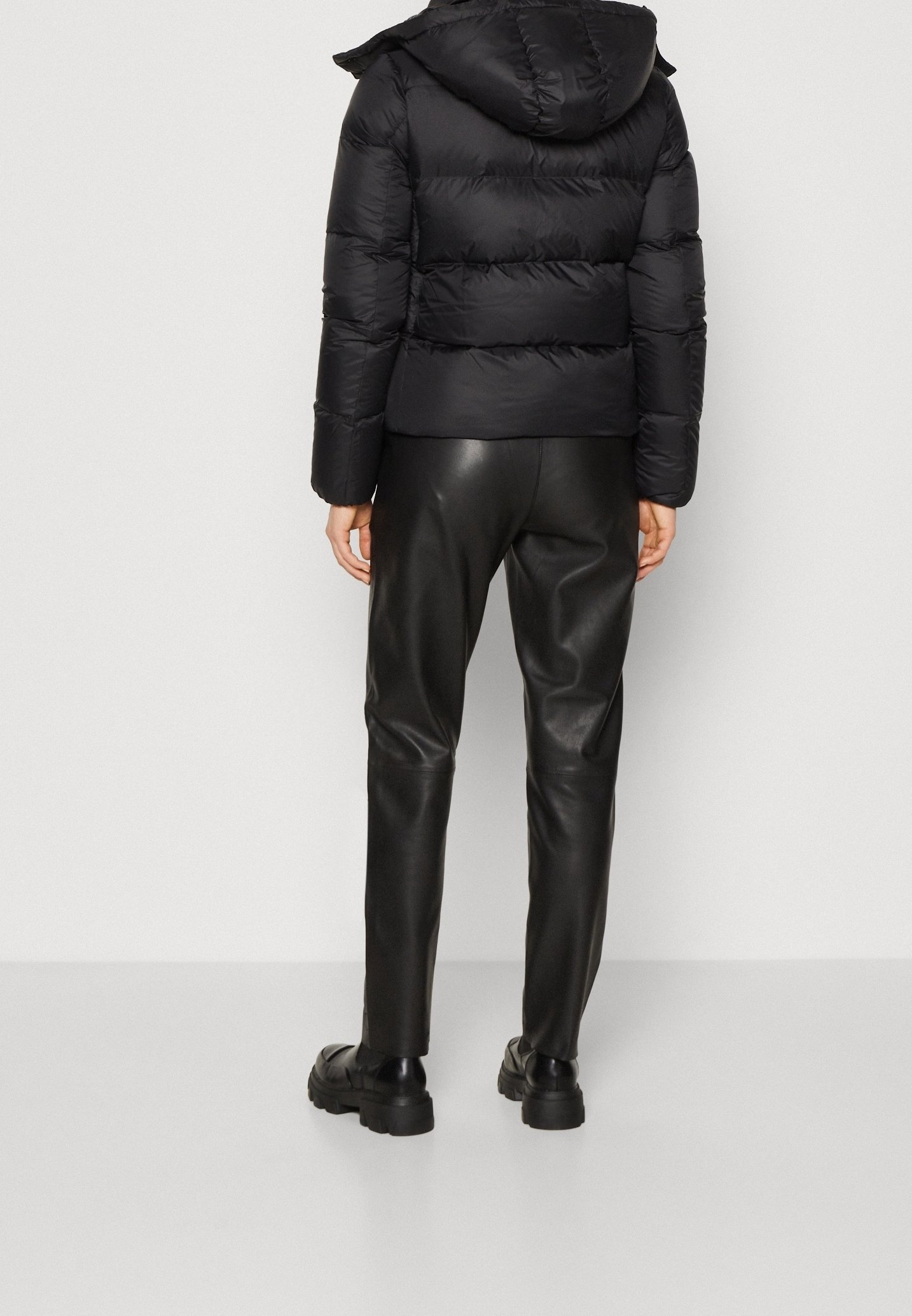 Péřová bunda Calvin Klein Jeans - černá