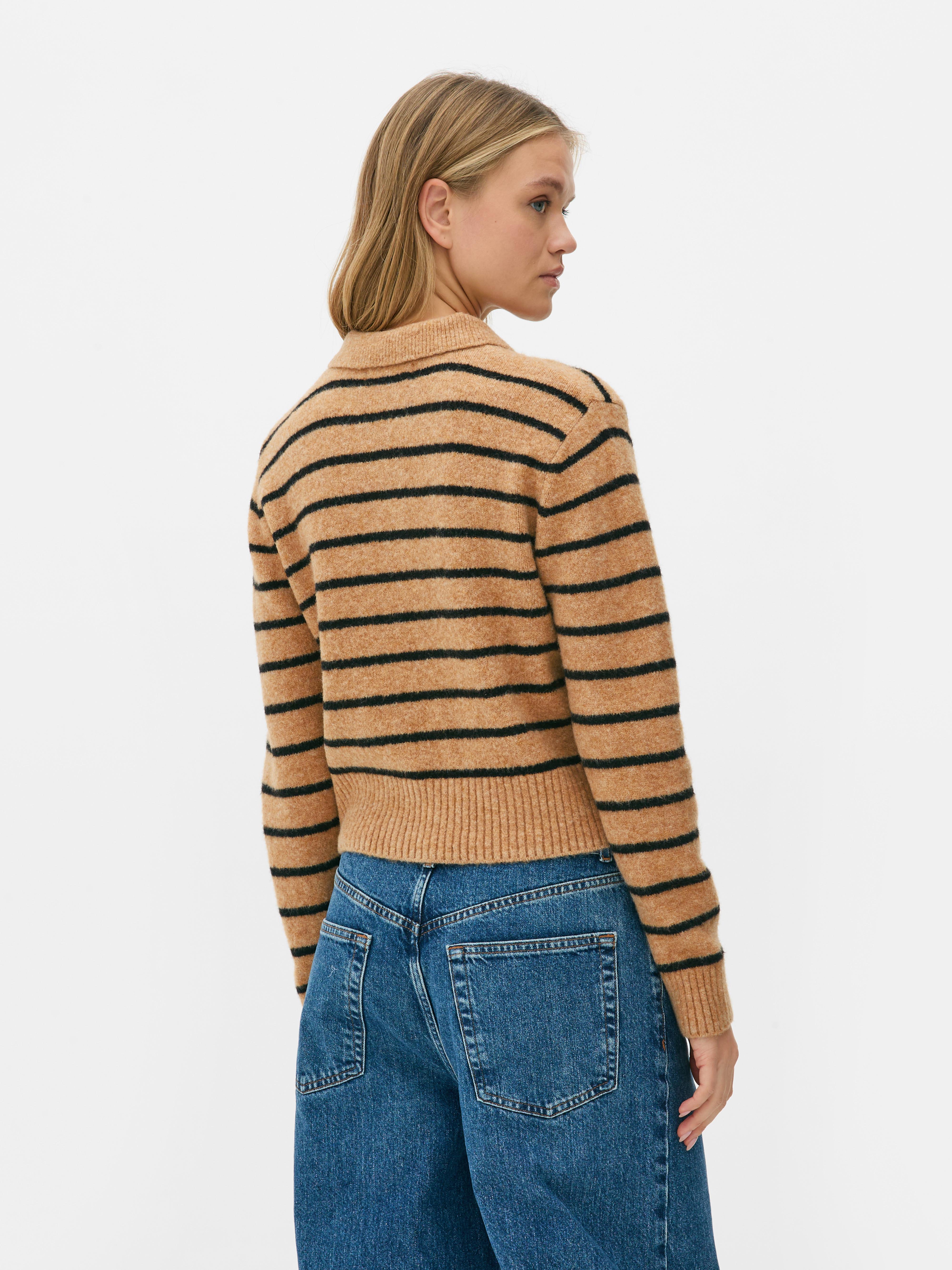 Neulepusero poolokauluksella Pehmeä neulepusero poolokauluksella ja nappilistalla mukavaan preppy-lookiin.