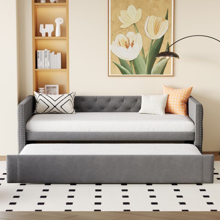 Lit banquette convertible en velours gris avec capitonnage, sommier à lattes