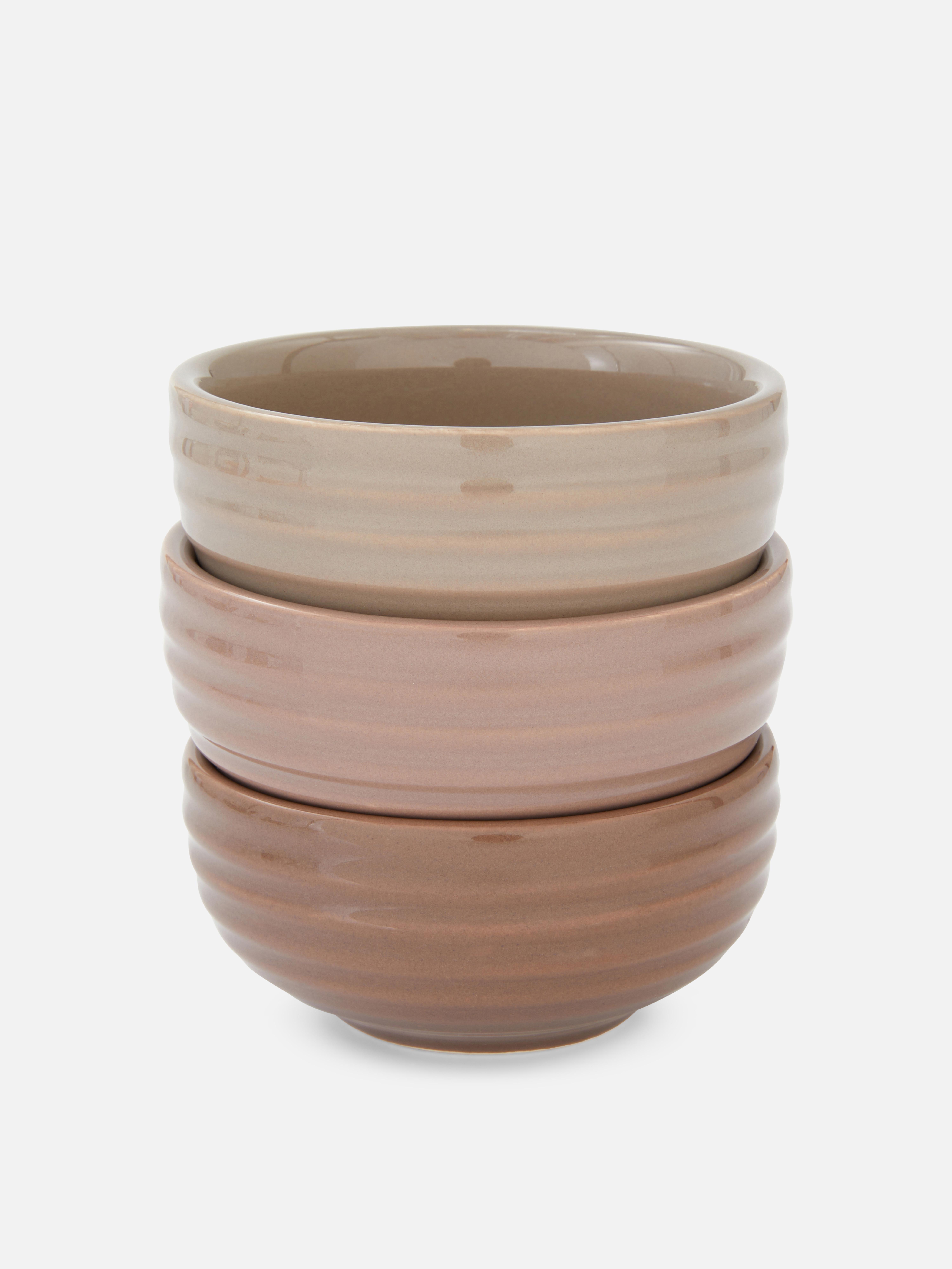 Boluri pentru sos cu textură striată, set de 3. Trei boluri pentru sos cu textură striată și scheme de culori elegante.