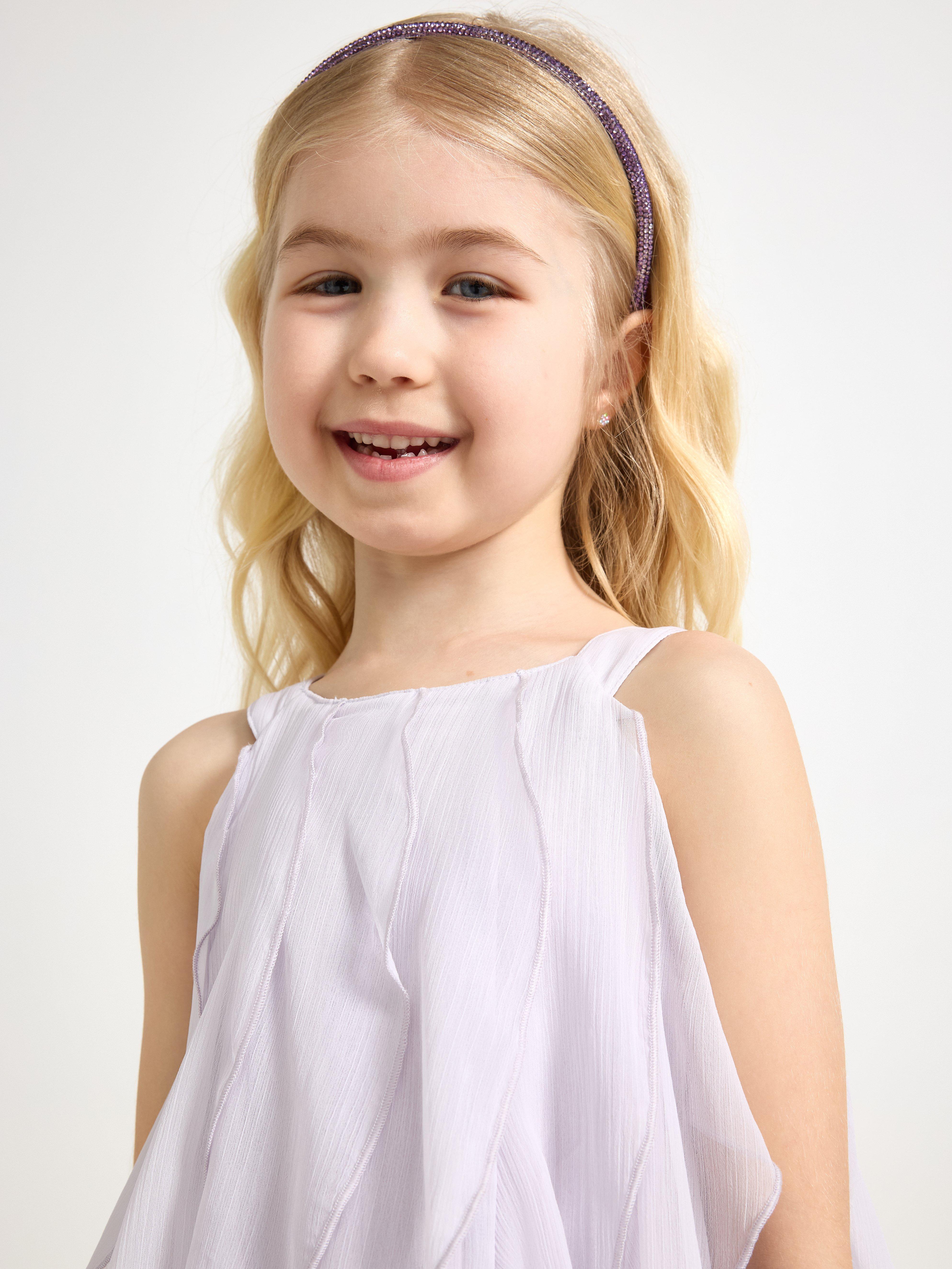Vestido de gasa con volantes, color lila claro empolvado.