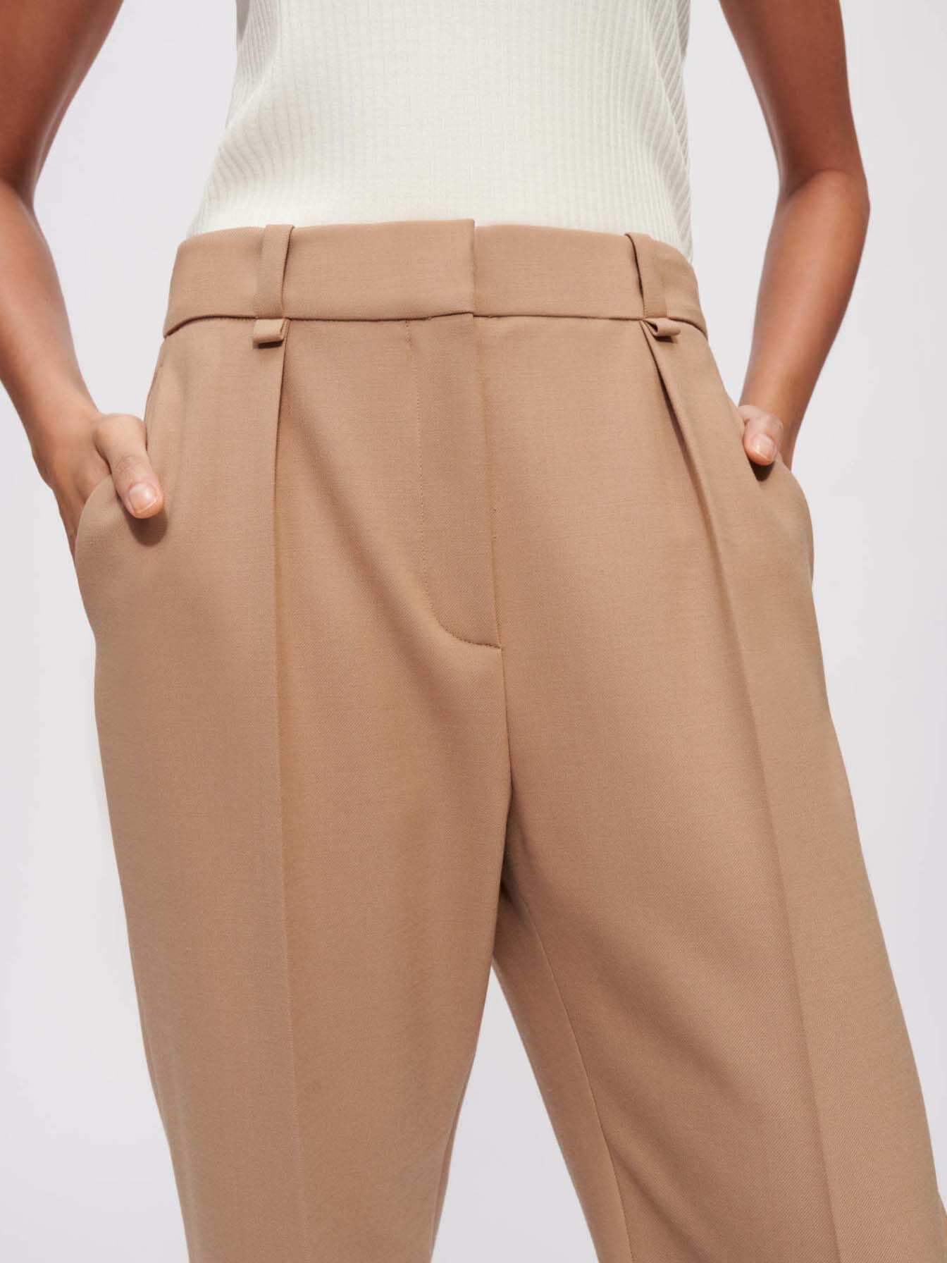 Pantaloni croiți cu pliuri - Camel