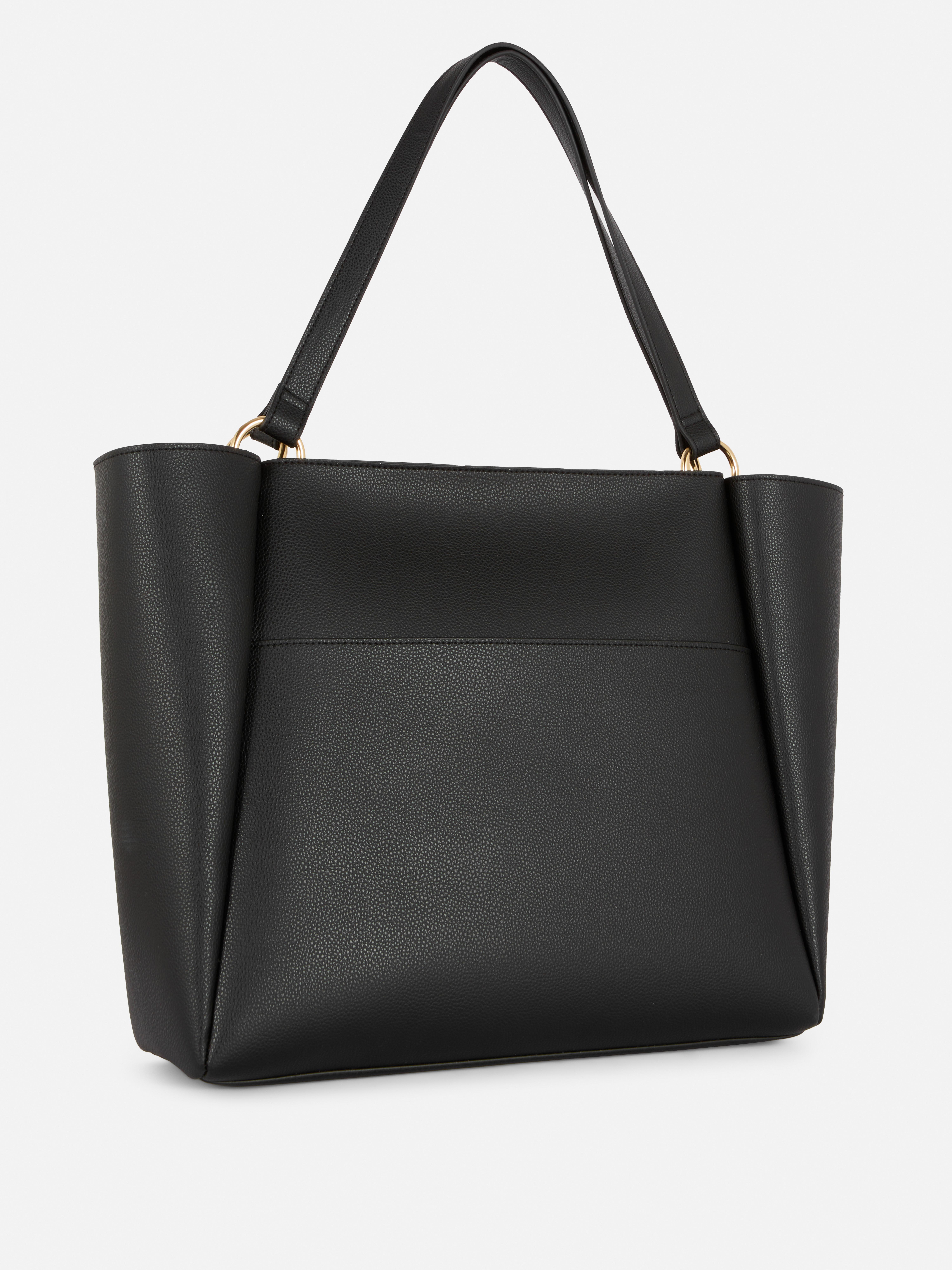 Geantă shopper din piele ecologică. O geantă shopper cu aspect de piele și accesorii moderne în formă de inel.