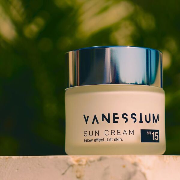 Vanessium-aurinkovoide. Hehkuva vaikutus. Kiinteyttävä iho. SPF15 50ml
