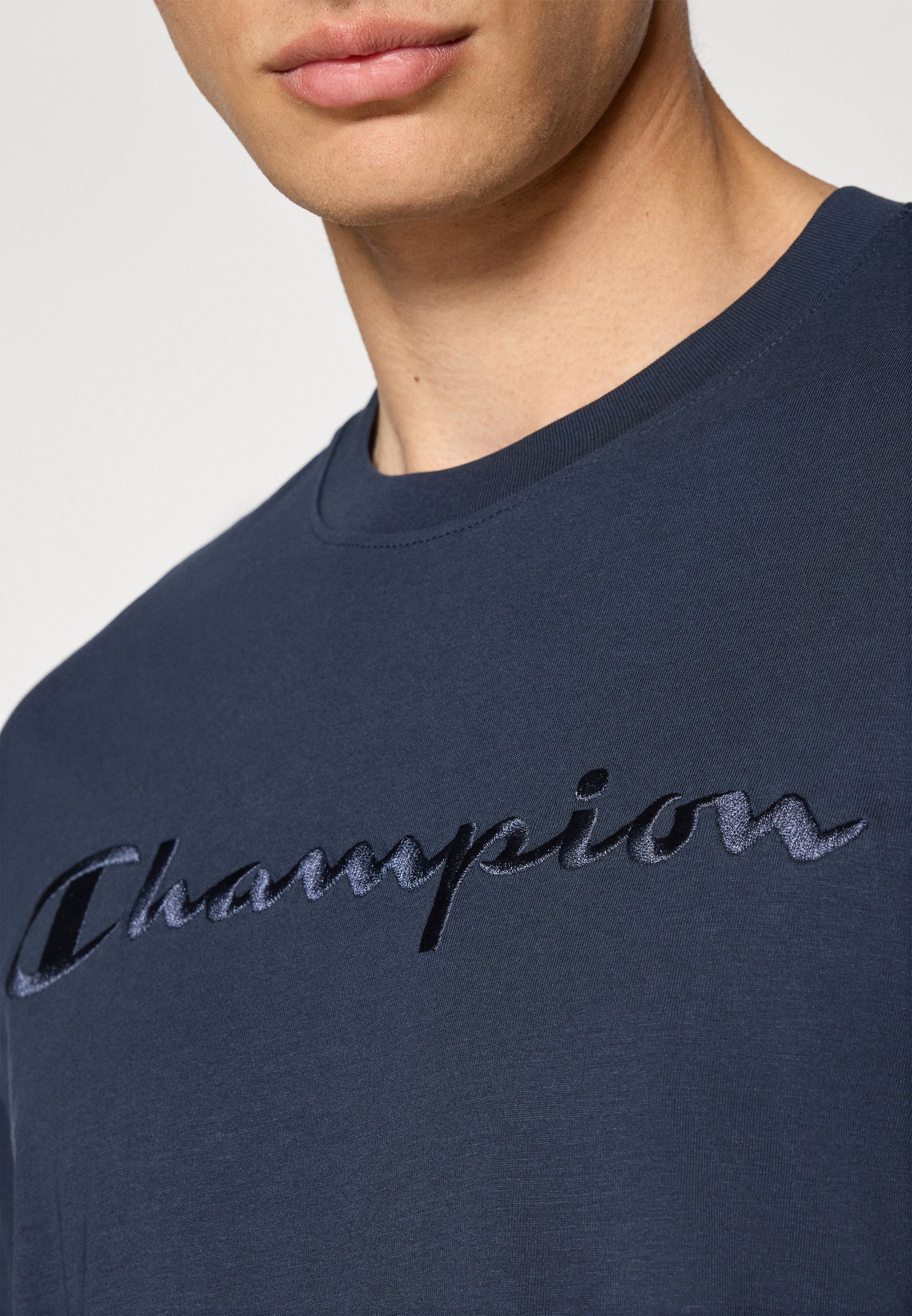 T-shirt Champion ICONS TONAL CREWNECK CON LOGO GRANDE - Stampa - blu navy