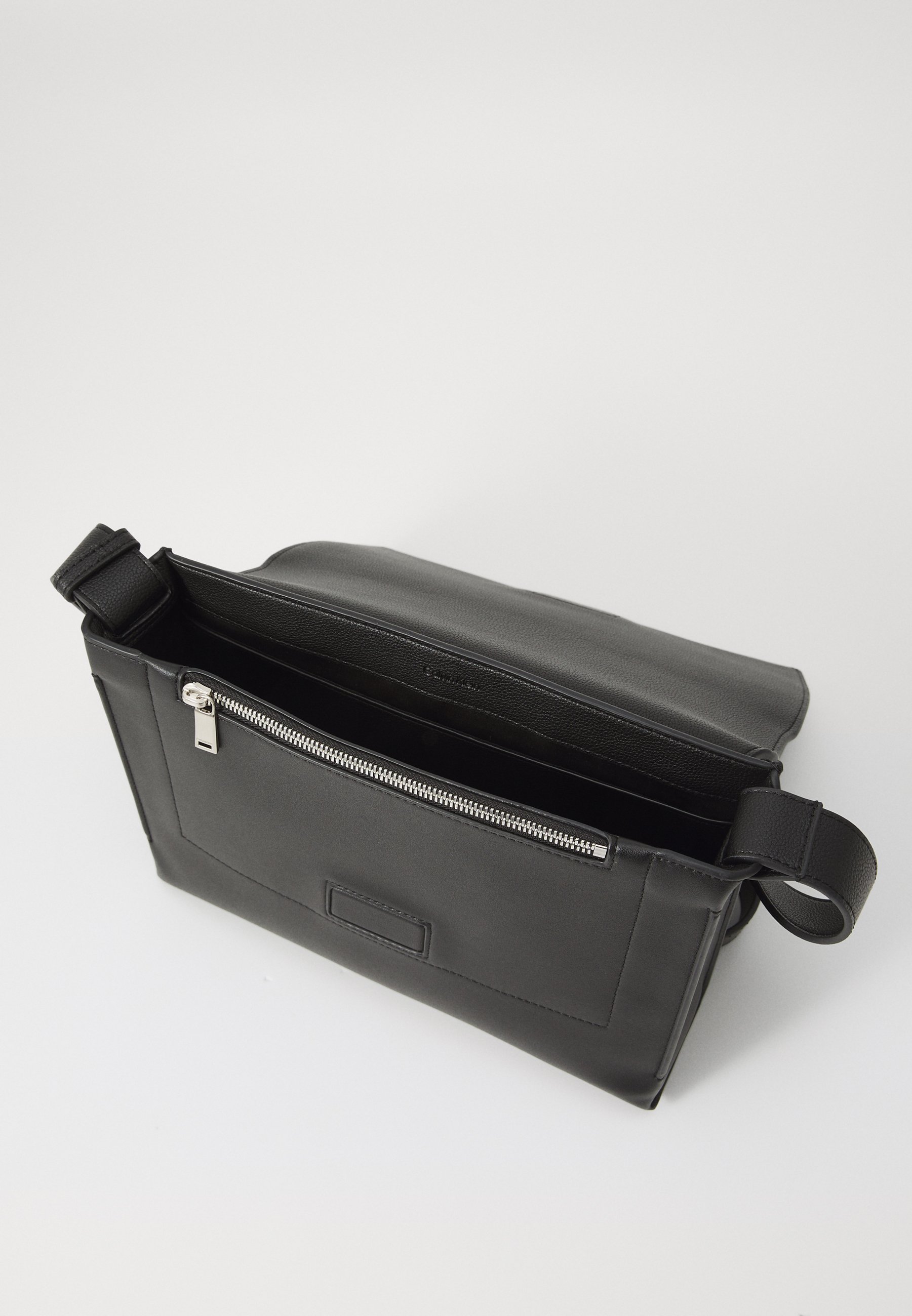 Calvin Klein MICRO PEBBLE MESSENGER - Crossbodytas - zwart