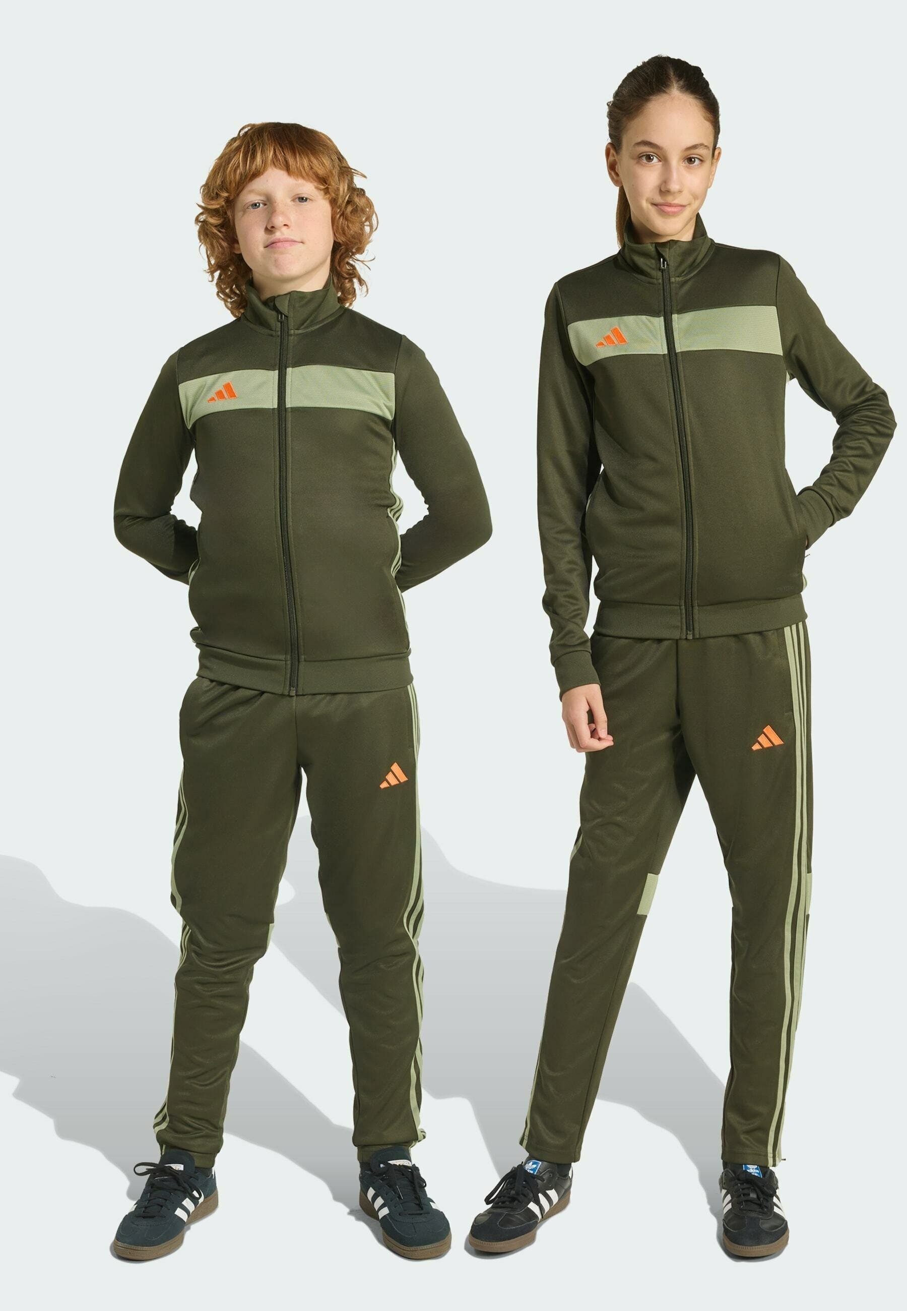 adidas Performance TIRO25 ESSENTIALS SET - Trainingsanzug - Nachtgrün, Cargo-Zelt, Impact Orange