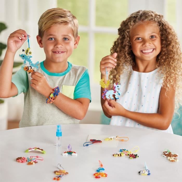 Kit creativo Aquabeads My Keychains and Hanging Decorations, con perline che si attaccano all'acqua, codice 35025, età 4+