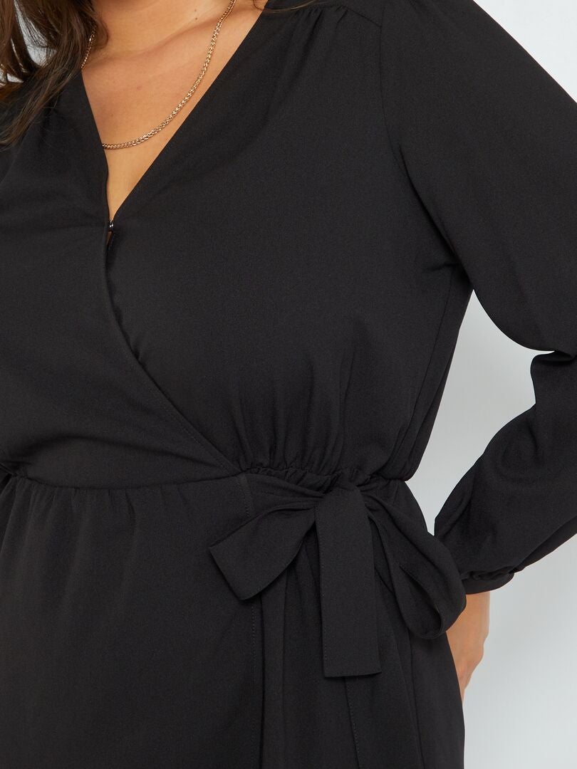 Vestido curto e macio com decote em V - Preto