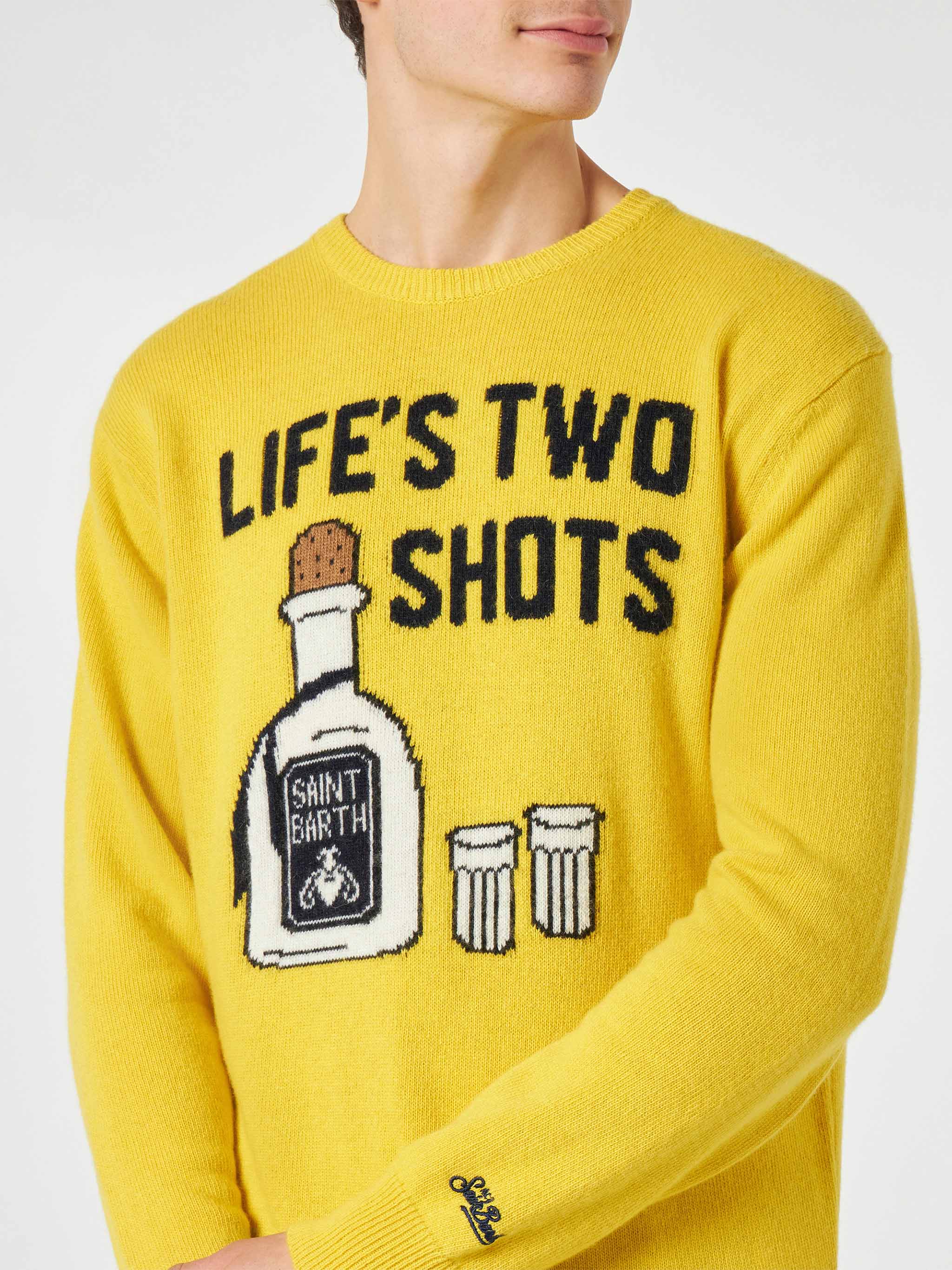 Gelber Herrenpullover mit dem Aufdruck „Life's two shots“