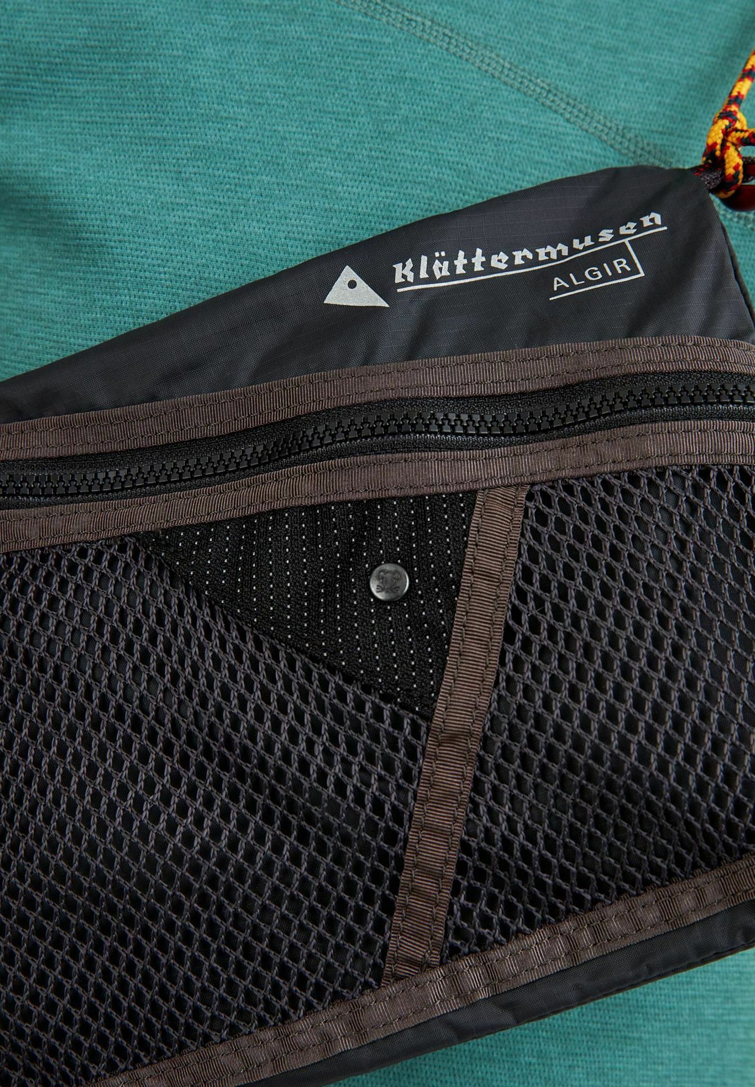 Klättermusen ALGIR ACCESSORY BAG MEDIUM - Sac bandoulière - raven