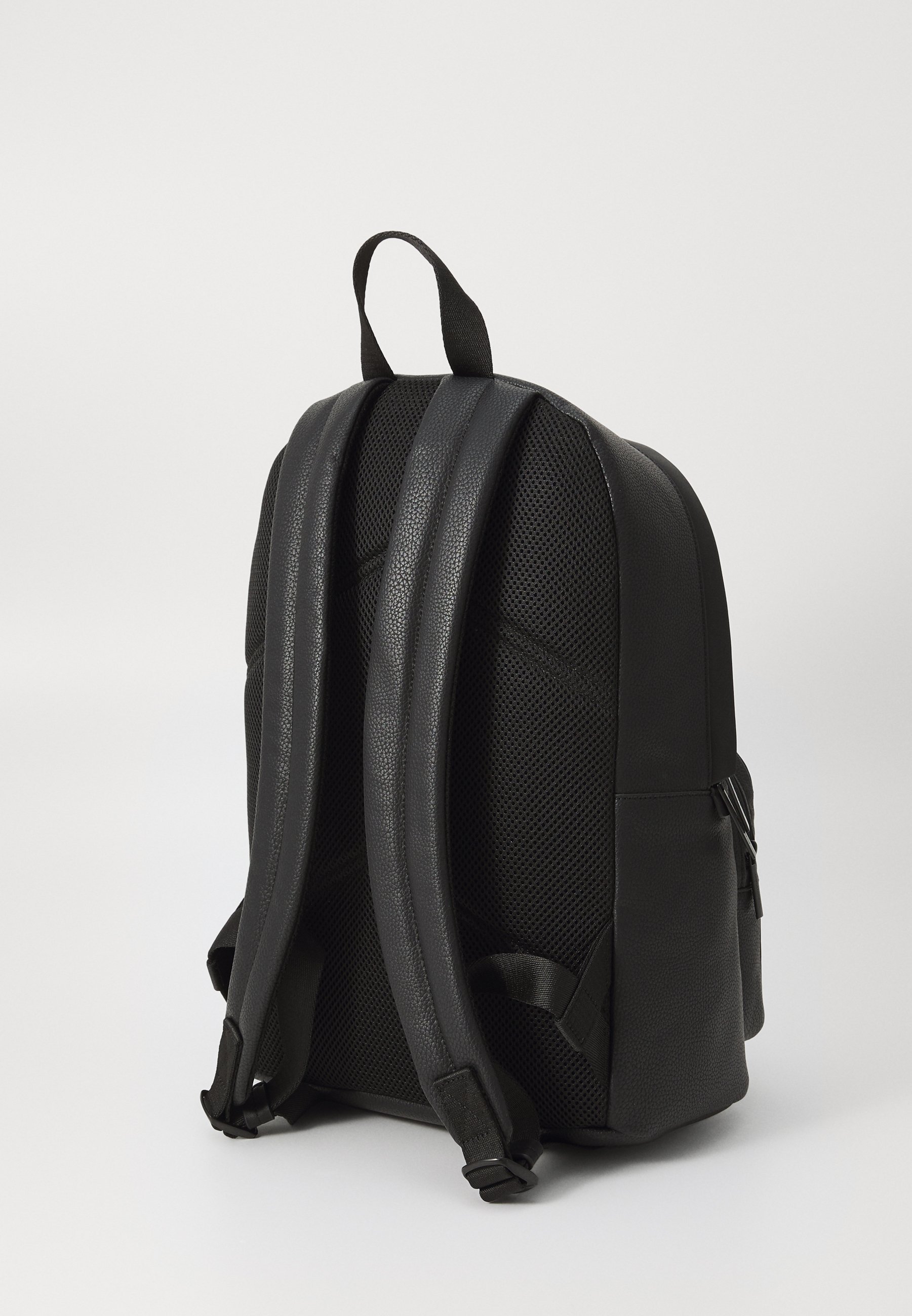 Calvin Klein MUST ROUND BACKPACK - Plecak - czarny