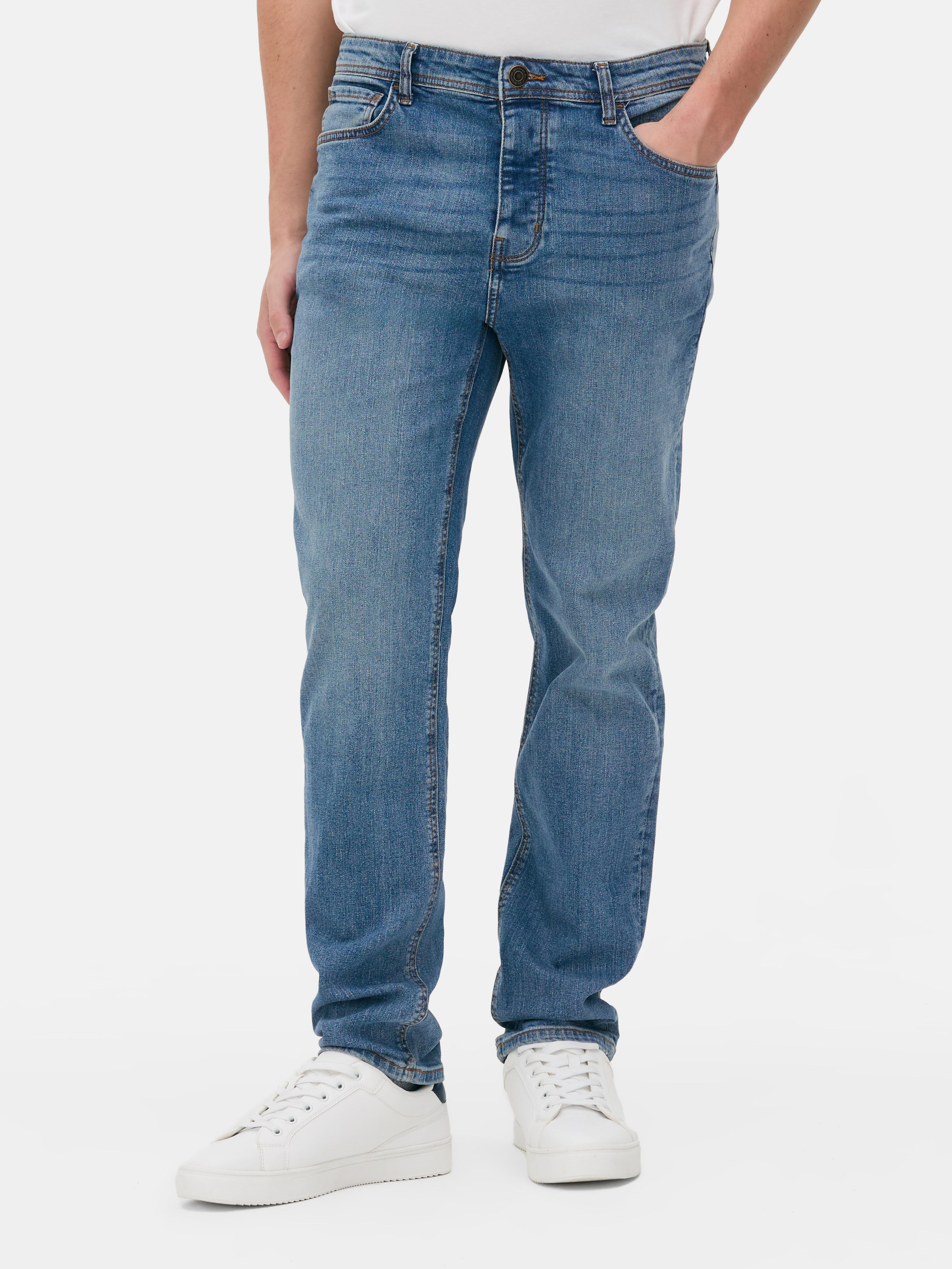 Blugi elastici, slim fit. Blugi mulați cu închidere cu nasturi, cinci buzunare și găici pentru curea.