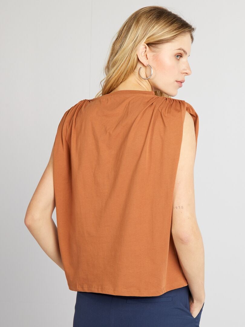 Mouwloos T-shirt met schoudervullingen - BRUIN
