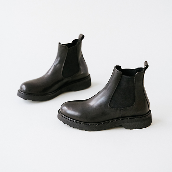 Boots à talons plats et bouts ronds  en cuir noir
