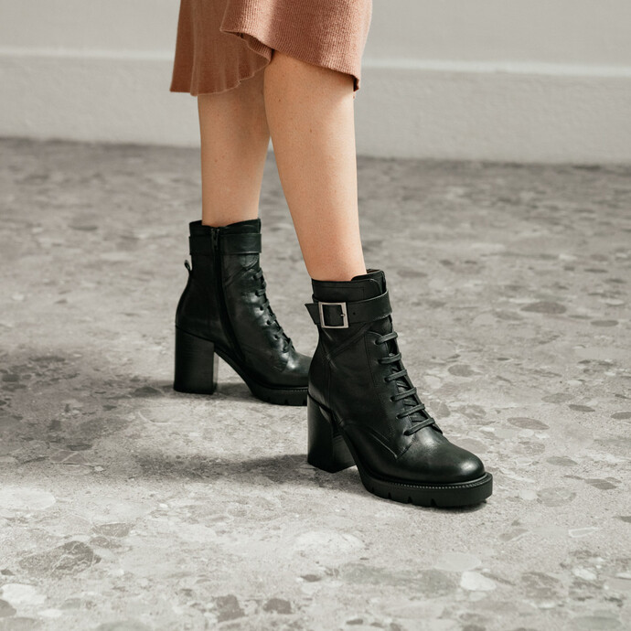 Boots à lacets, semelles crantées et talons  cuir vieilli noir