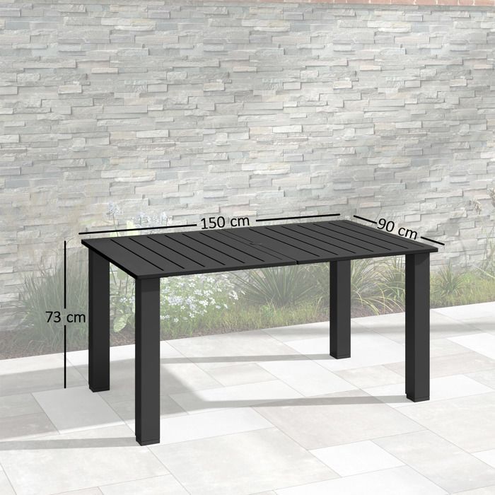 Mesa de jardín Outsunny para 4 a 6 personas, con orificio para sombrilla, tablero de metal con listones, estructura de acero, color negro.