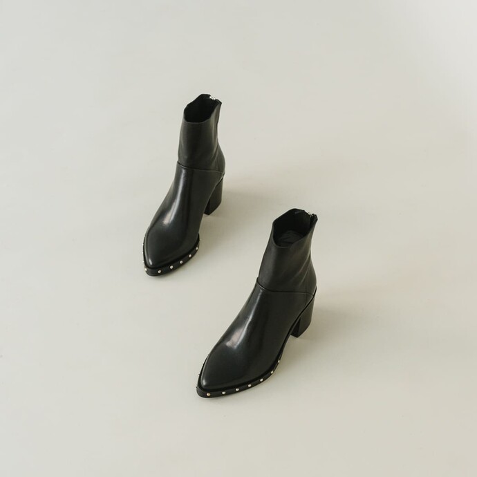 Bottines pointues à clous  en cuir noir