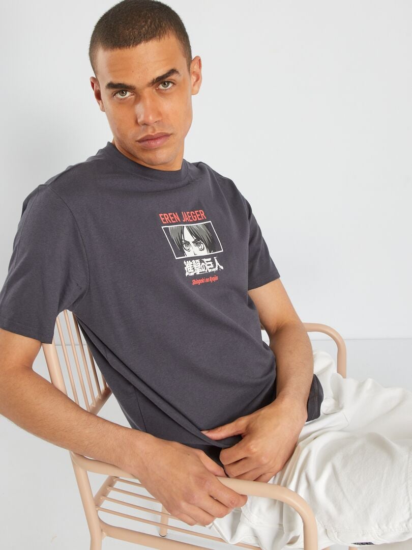 Camiseta 'Attack on Titan' - CINZA
