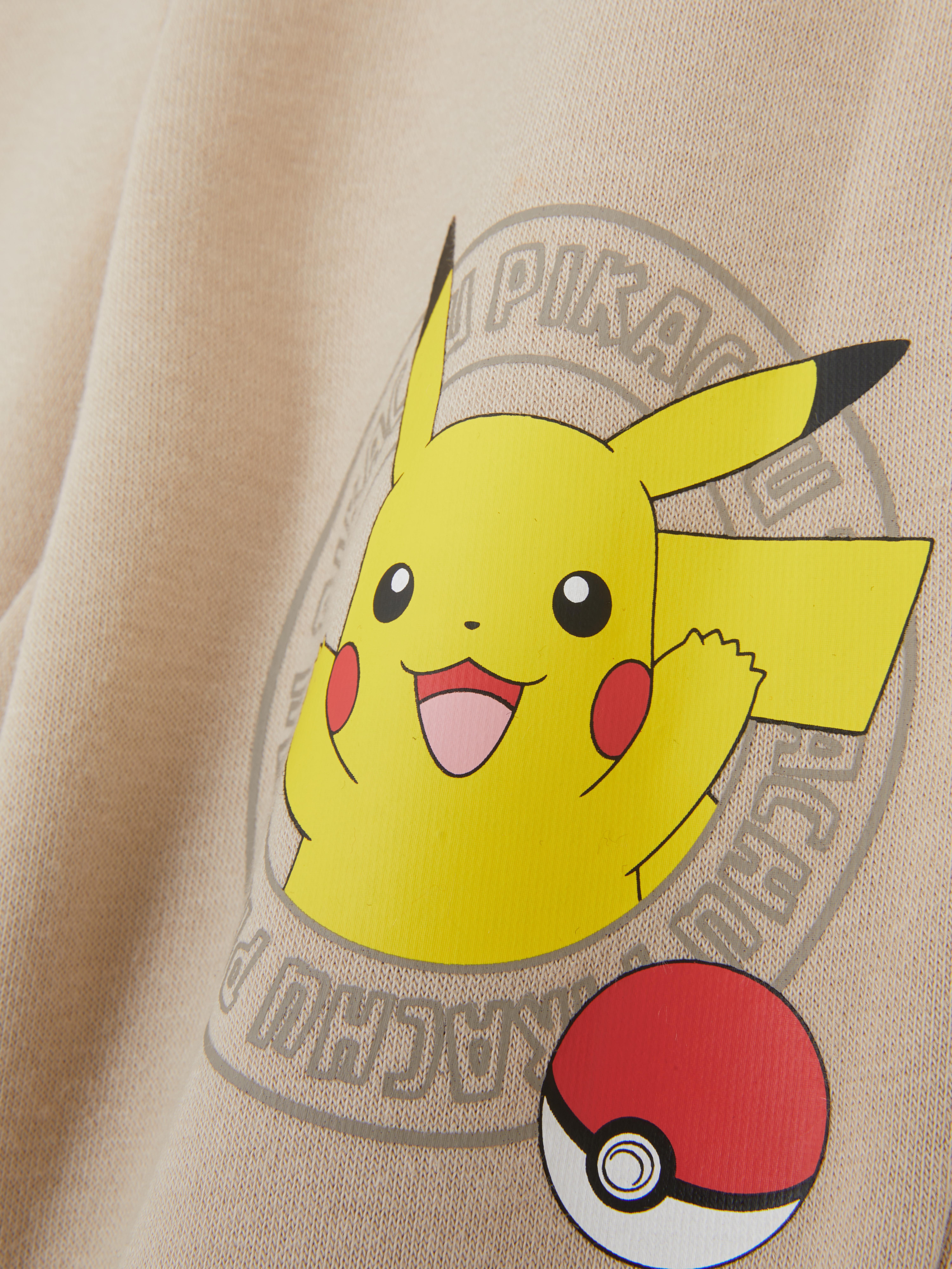 Pantaloni de trening cu imprimeu Pokémon. Pantaloni de trening cu șnur de strângere, buzunare laterale, manșete la gleznă și imprimeu cu personaje Pokémon.
