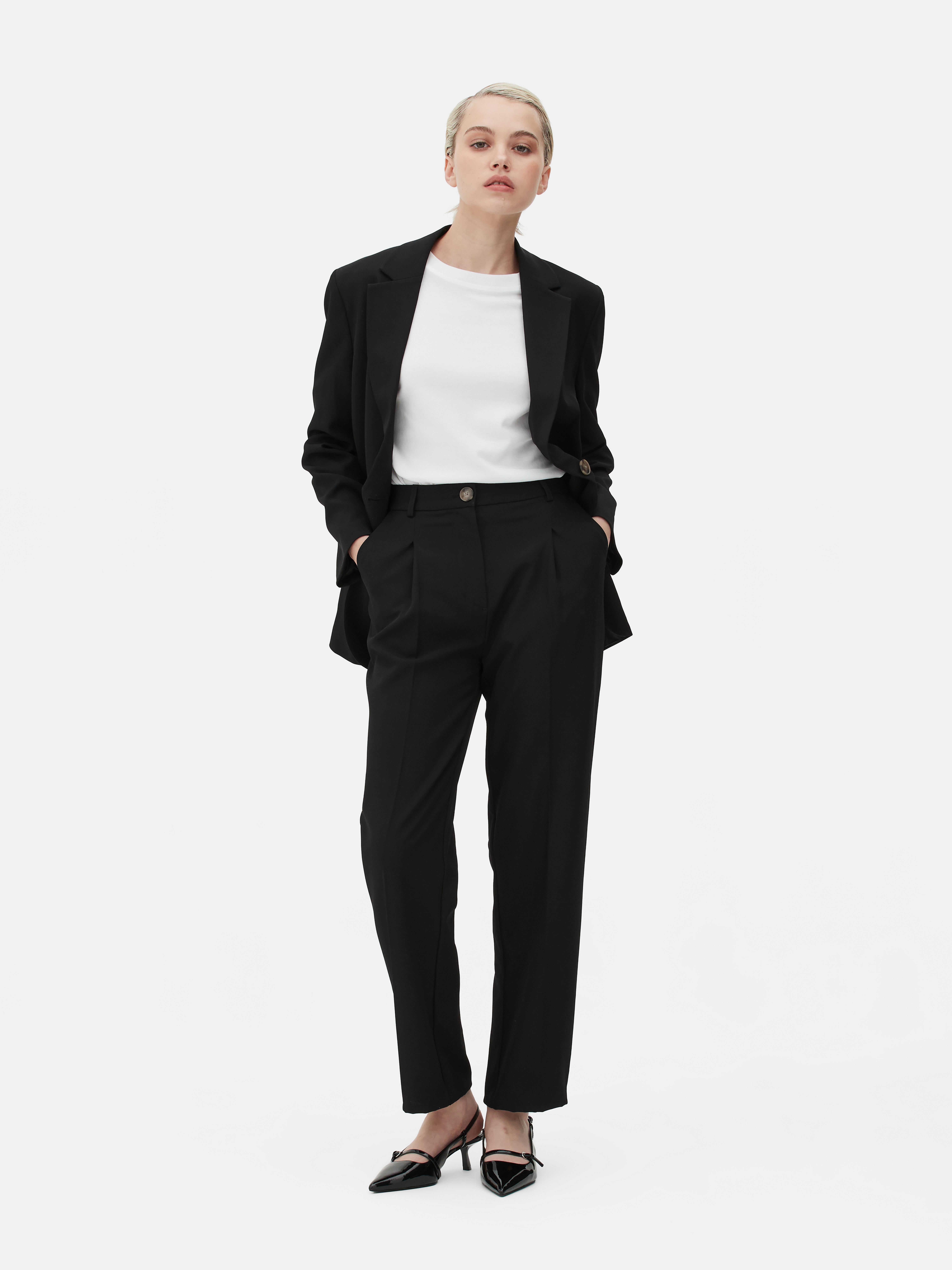 Passende Hose mit geradem Bein. Eine minimalistische Hose mit Bundfalten, geradem Schnitt und neutraler Farbe.