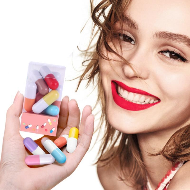 Conjunto de 12 mini batons coloridos em cápsula, com acabamento matte aveludado e brilhante, à prova d'água e não transfere. Cosmético em copinho TSLM1.