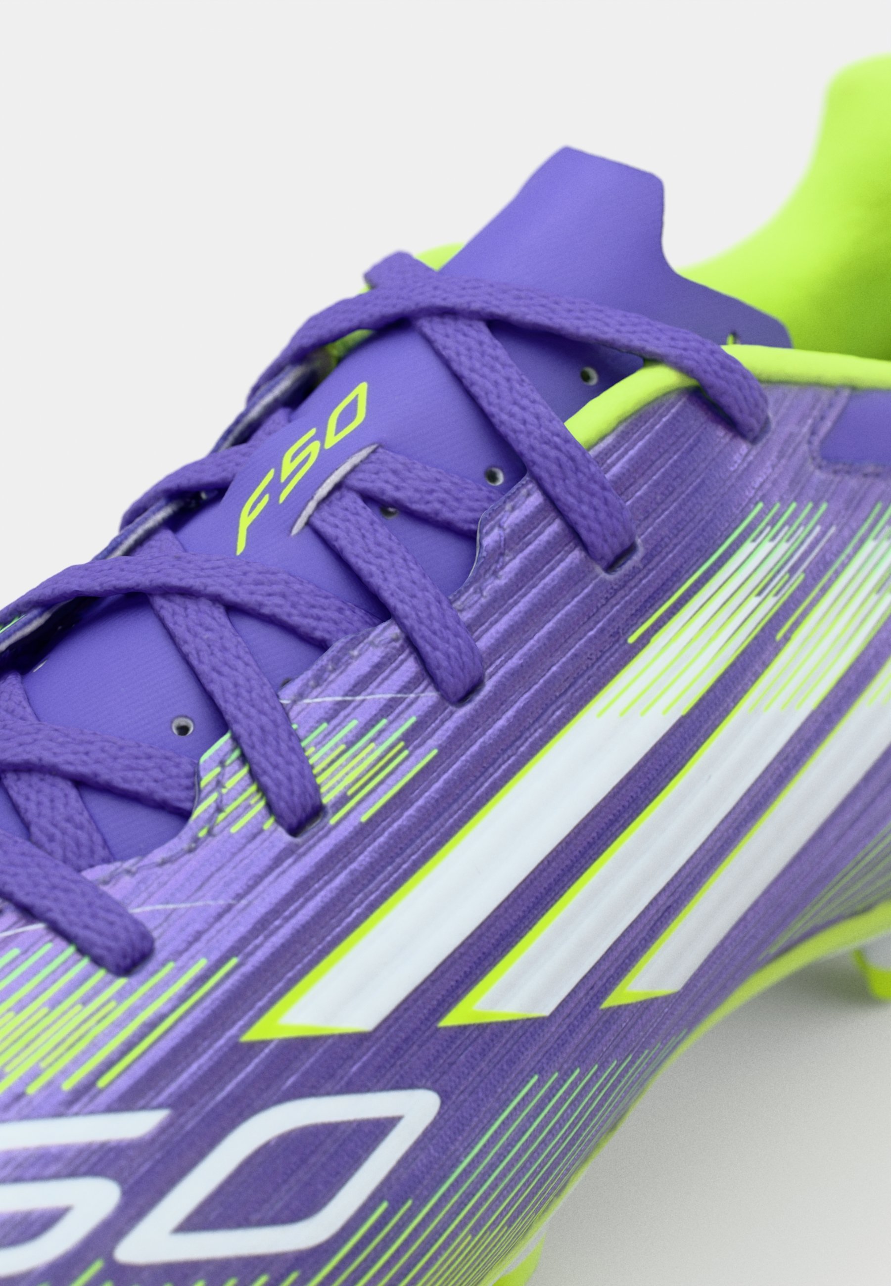 adidas Performance F50 CLUB - Chaussures de football pour terrain ferme - violet foncé/blanc/citron clair
