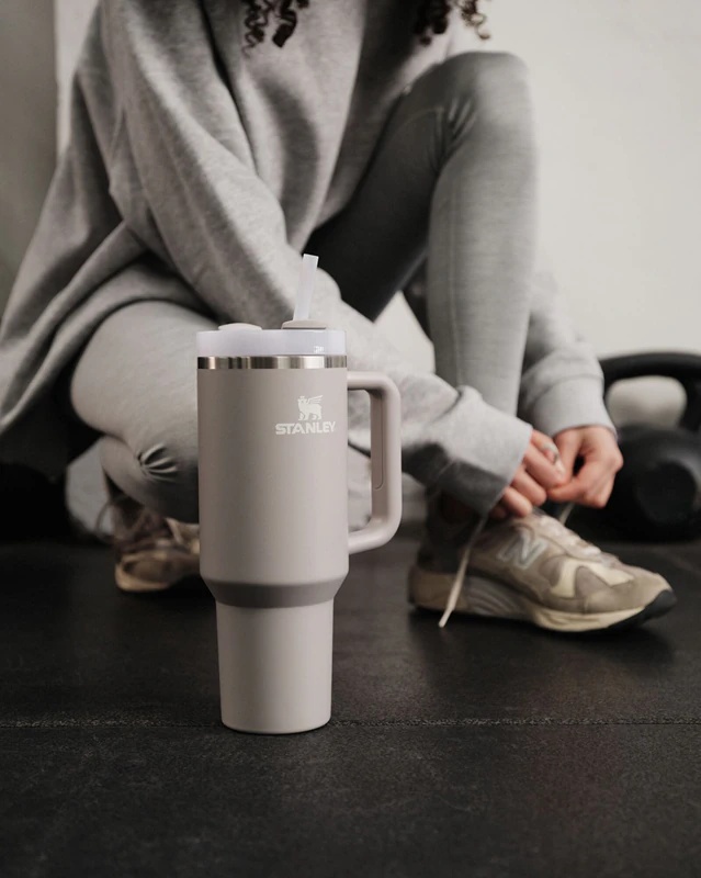 Stanley Quencher H2.O FlowState™ nerūsējošā tērauda glāze ar salmiņu, liela