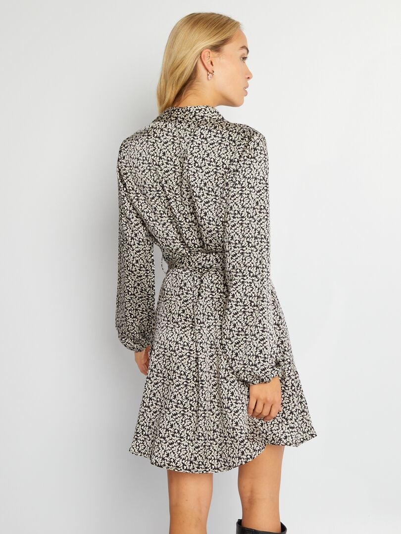Vestido curto com cinto - Preto