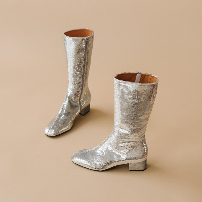 Bottes à talons et bouts pointus  en sequins argent