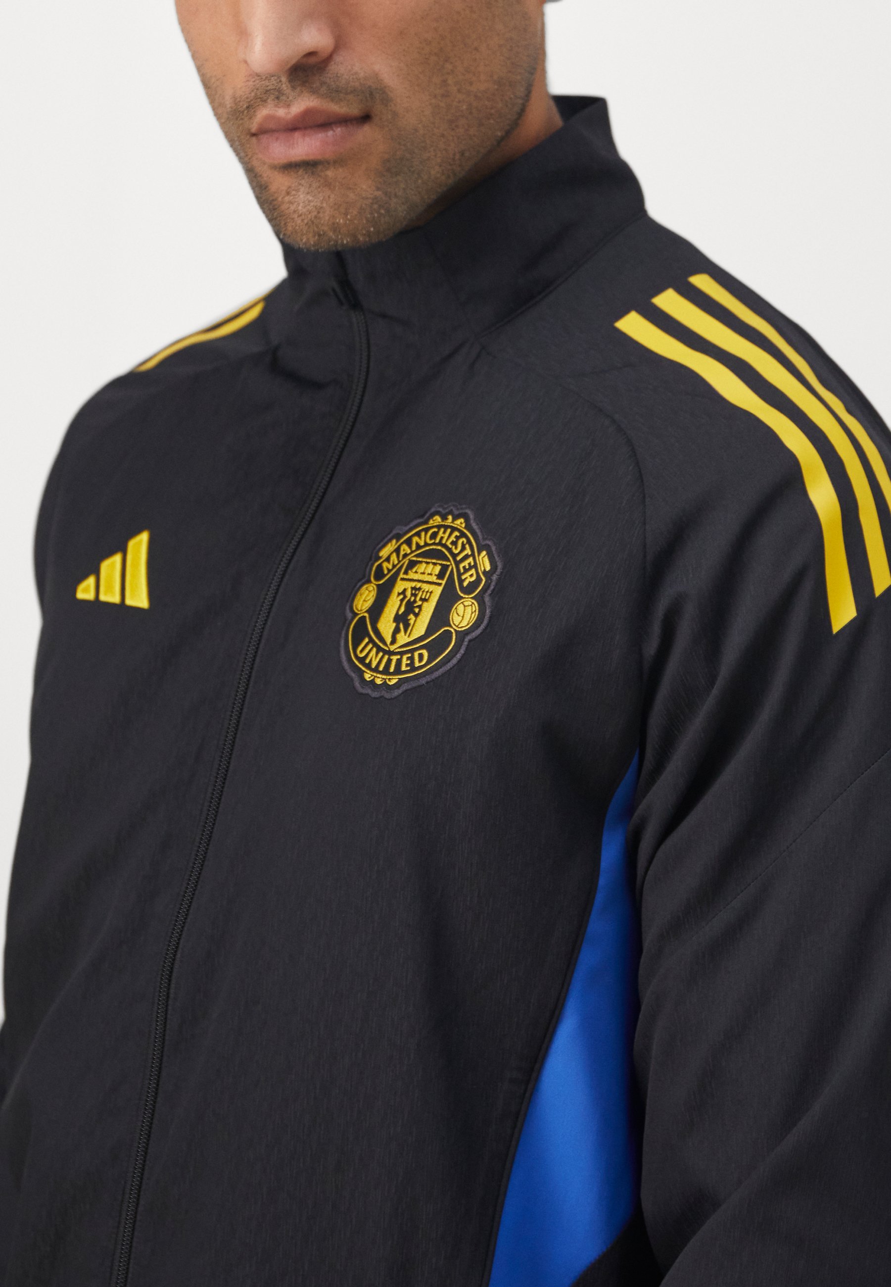 Veste de présentation européenne adidas Performance Manchester United 25/26 - Tenue du club - Noir/Bleu haute résolution/Jaune tribal