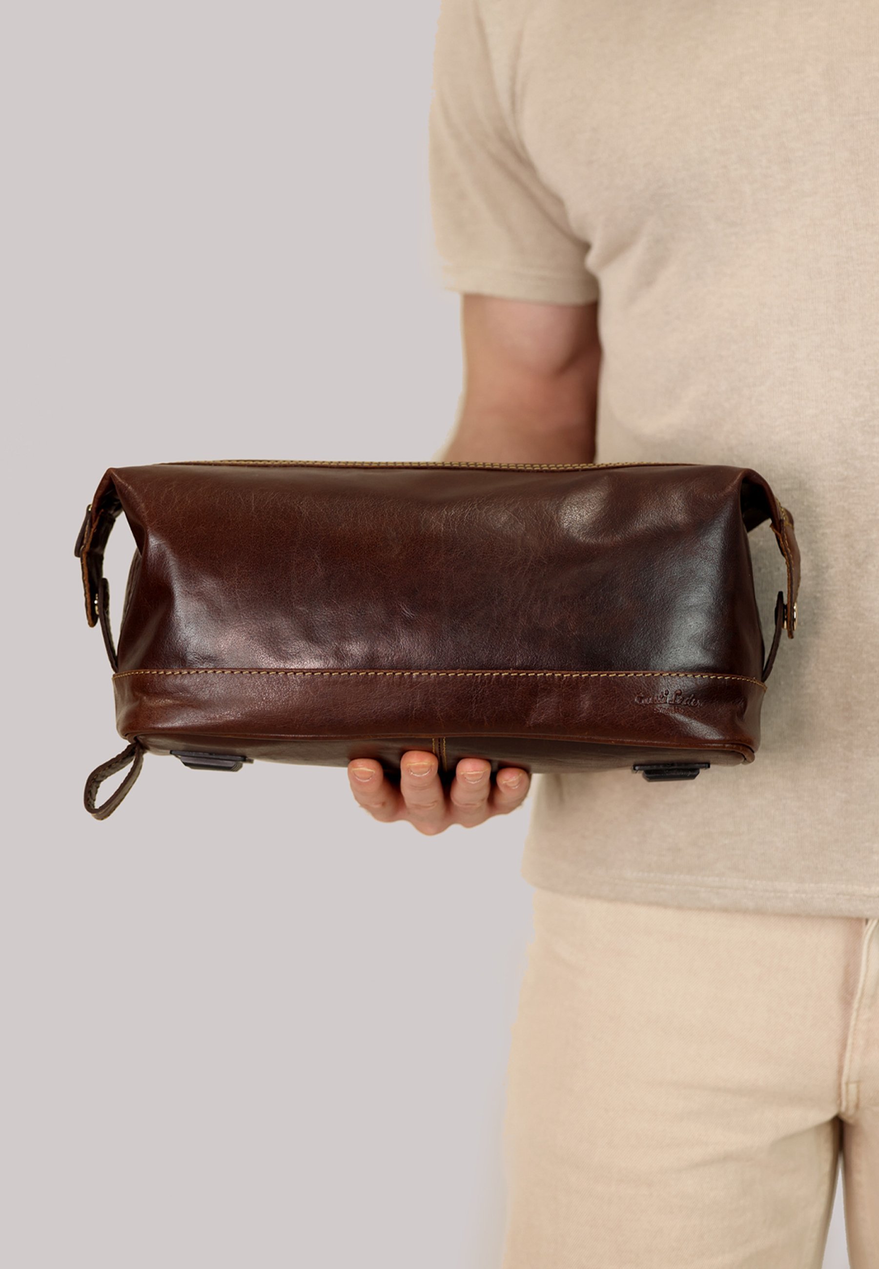 Gusti Leder ANIKA - Borsa da toilette - marrone scuro