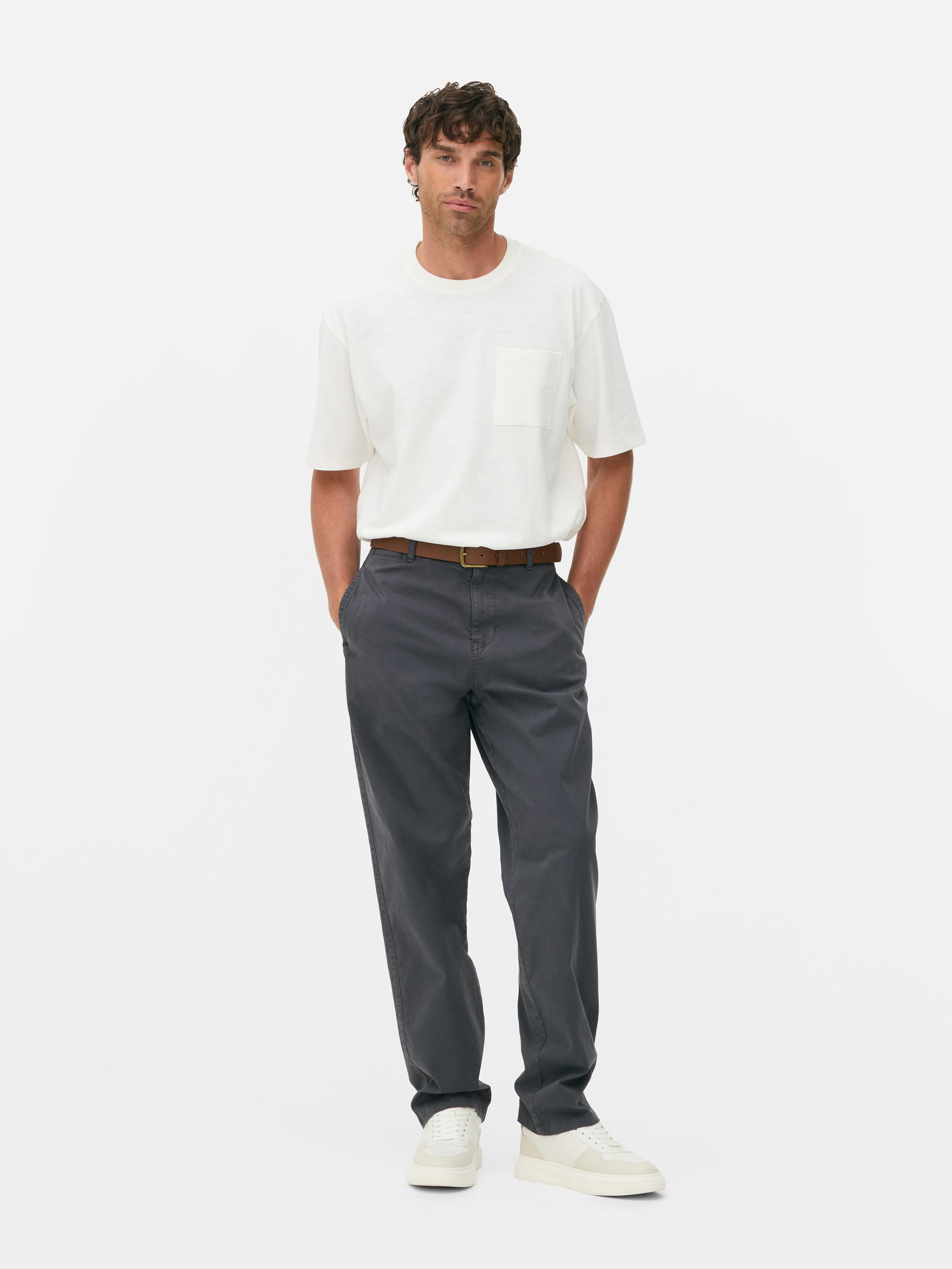 Pantalonii chino drepți Stronghold. Acești pantaloni chino din bumbac au picioare drepte și buzunare multiple.