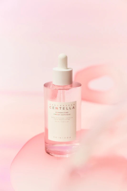 SKIN1004 Madagaskaro centelės poras mažinanti detoksikuojanti ampulė veido serumui, skirtam odos lyginimui ir porų mažinimui