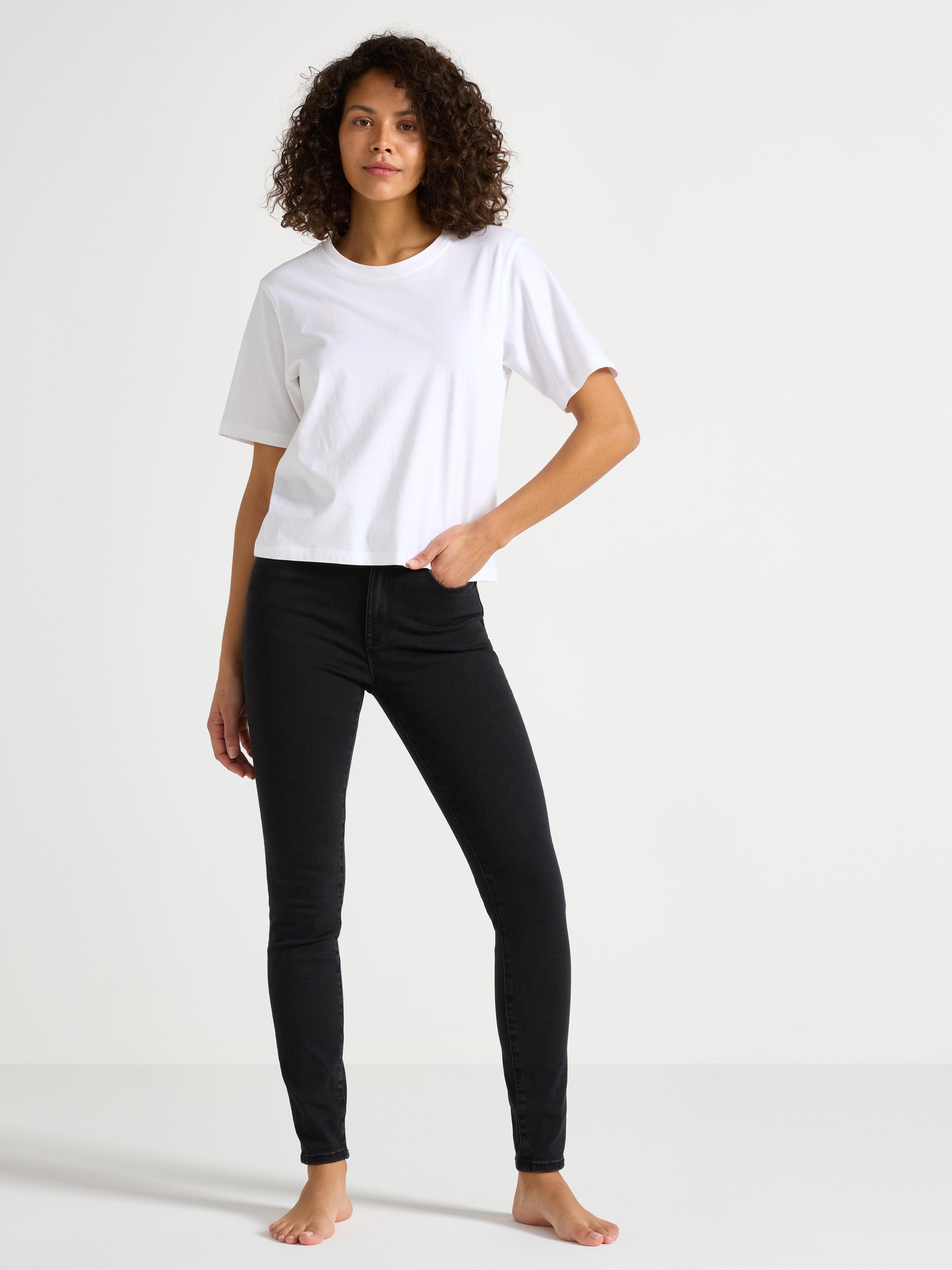 Calça jeans SLIM Clara superstretch, tamanho médio-alto, preta.