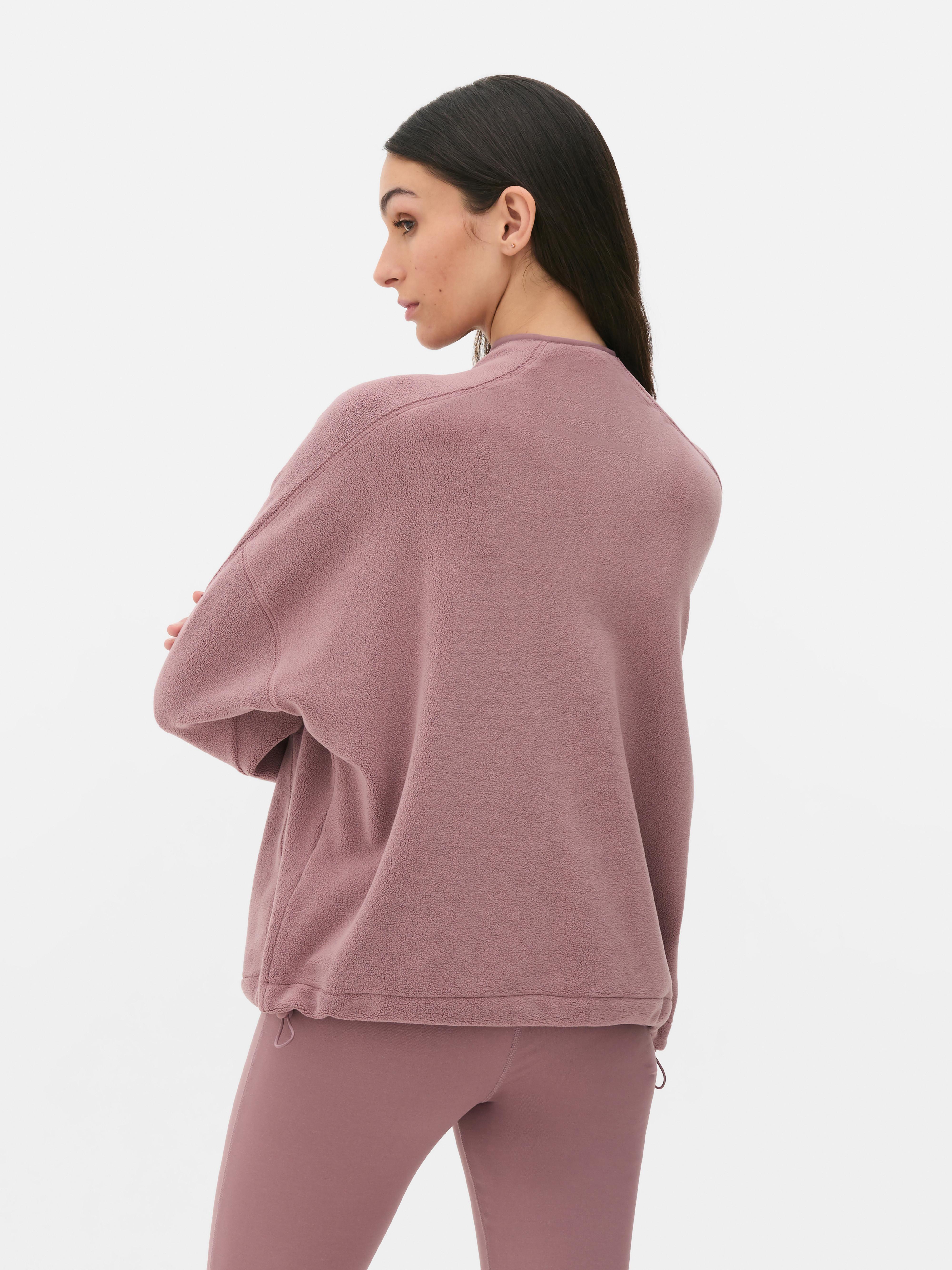 Fleece-Sweatshirt mit halbem Reißverschluss. Ein weiches Fleece-Sweatshirt mit halbem Reißverschluss und Paspelierung.