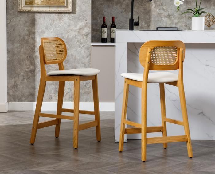 Conjunto de 4 banquetas Wahson, cadeiras de bar em madeira e vime com almofadas impermeáveis para cozinha, em couro sintético, brancas.