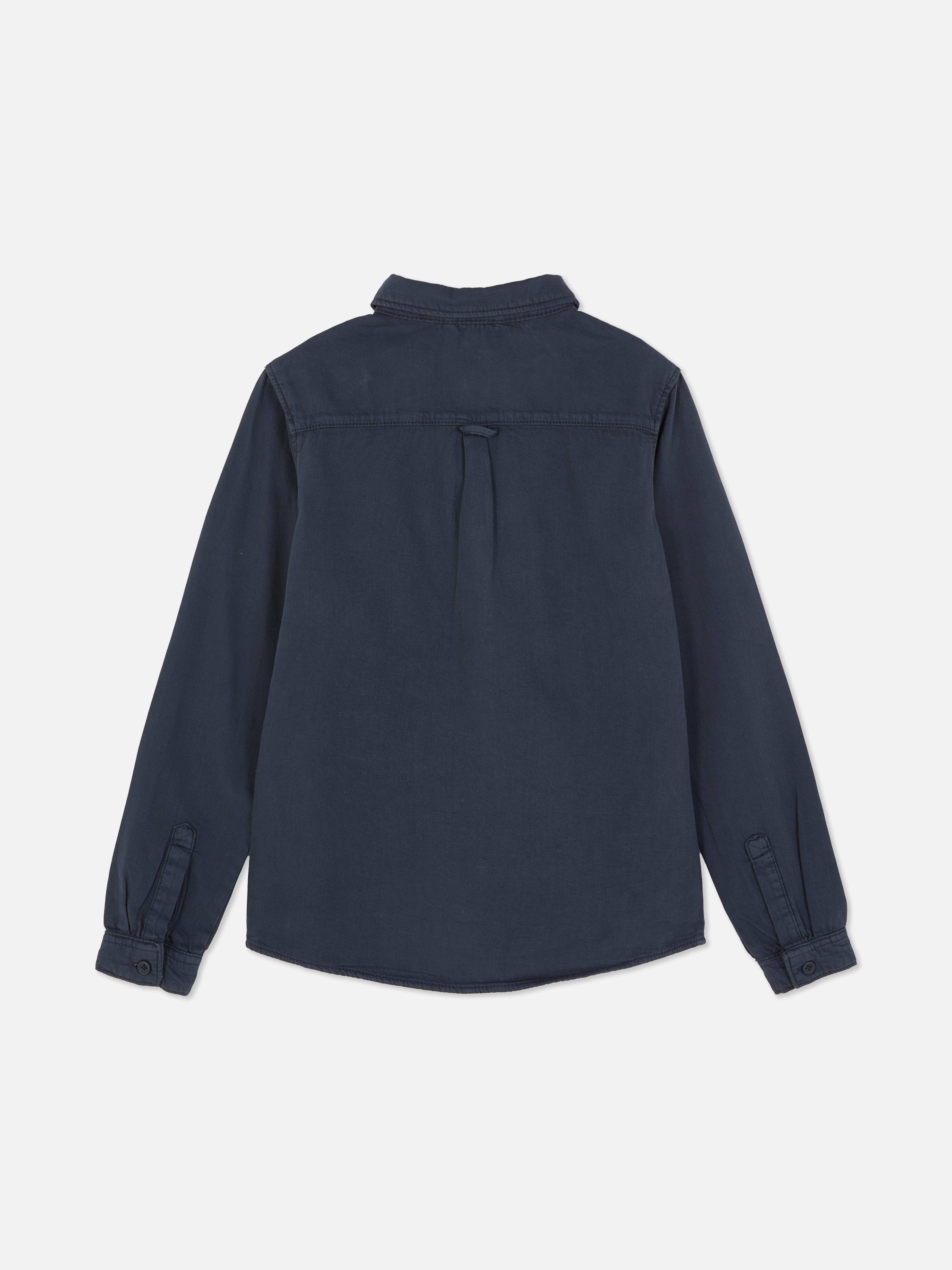 Camicia di jeans con bottoni. Non può mancare nel tuo guardaroba questa camicia di jeans scura con colletto classico e maniche lunghe.