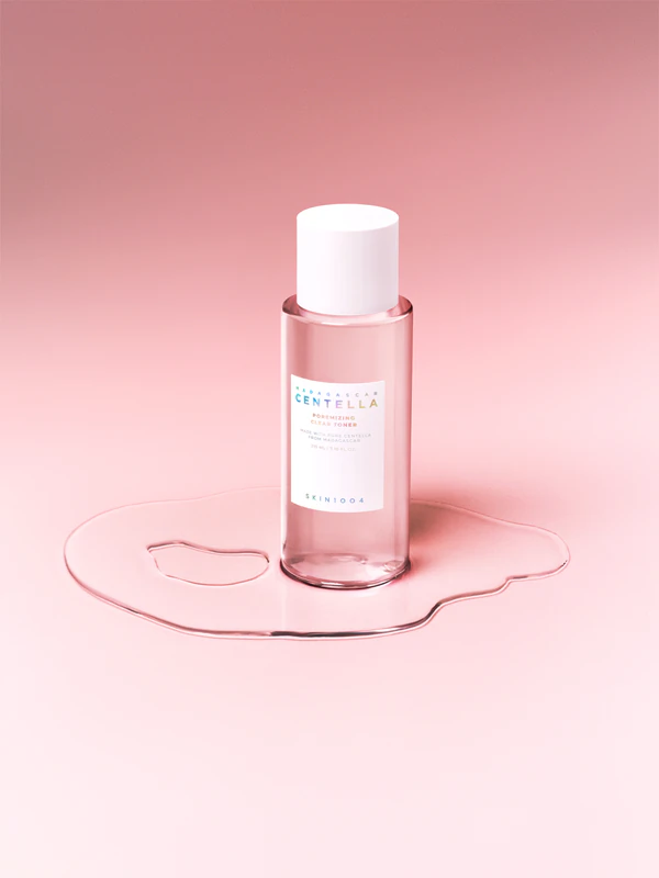 SKIN1004 Madagascar Centella Poremizing Clear Toner peelt sanft, um die Haut zu glätten und die Poren zu verkleinern.